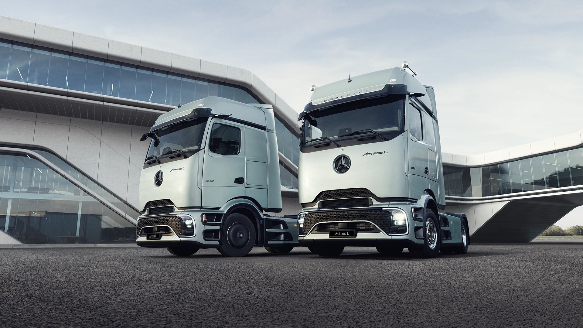 Du Actros L sunkvežimiai iš šono