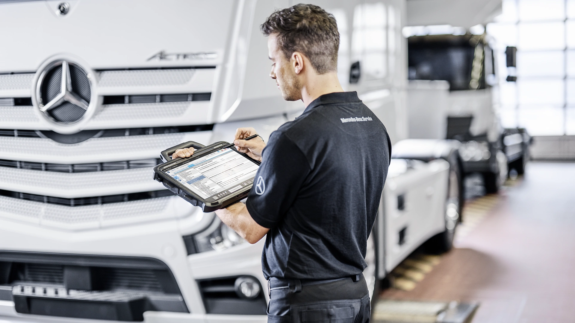 Mercedes-Benz mechanikas sunkvežimį patikrina skaitmeniniu būdu