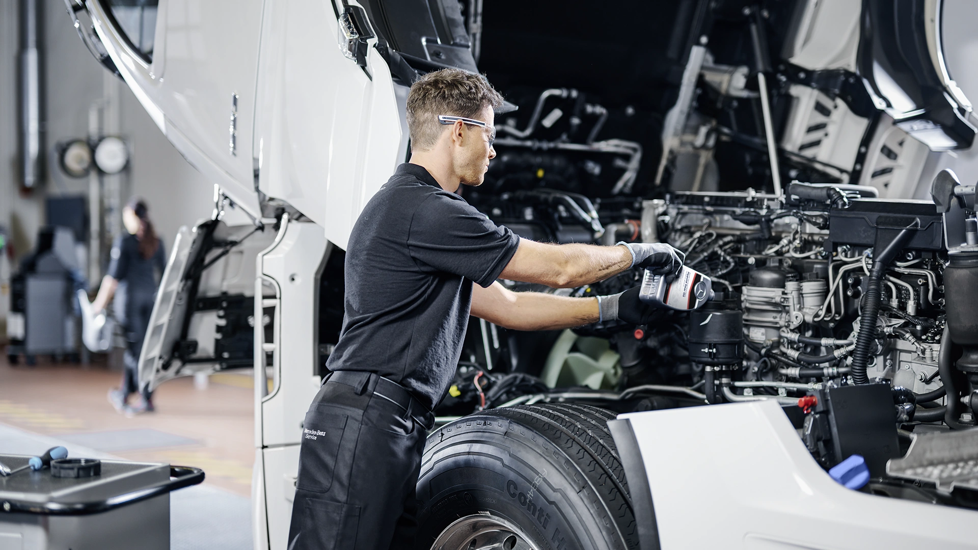 Nulenkta sunkvežimio „Mercedes-Benz“ kabina ir meistras