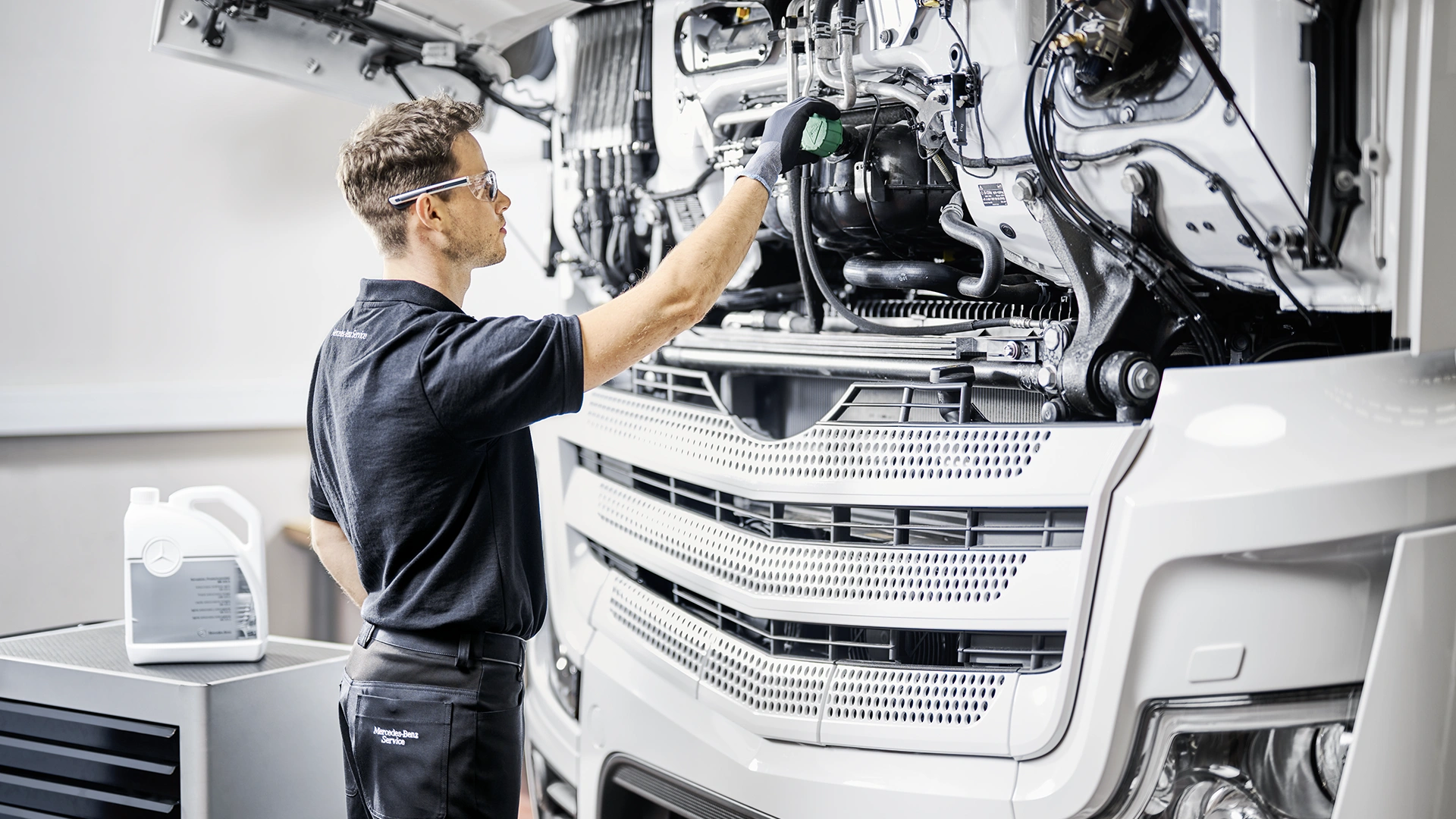 Meistras remontuoja Mercedes-Benz sunkvežimį