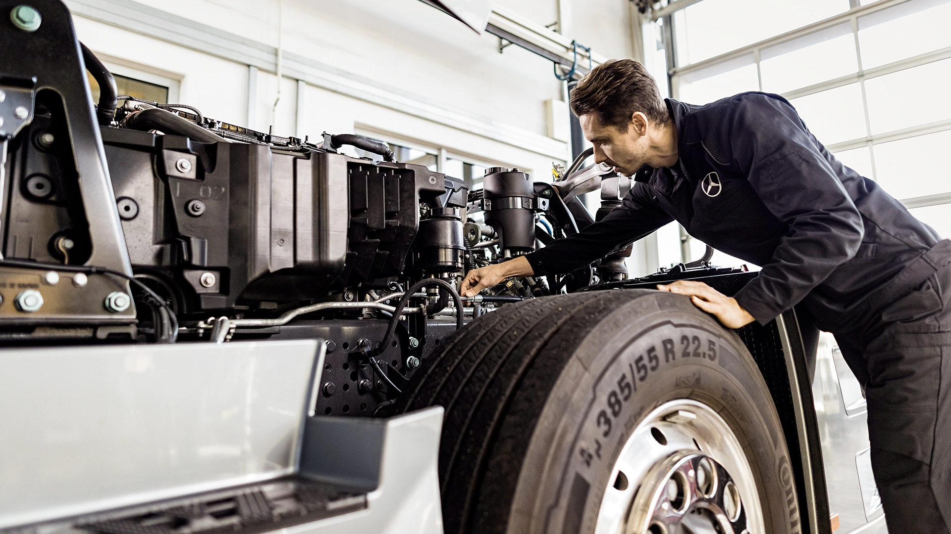 Mercedes-Benz mechanikas aptarnauja sunkvežimį