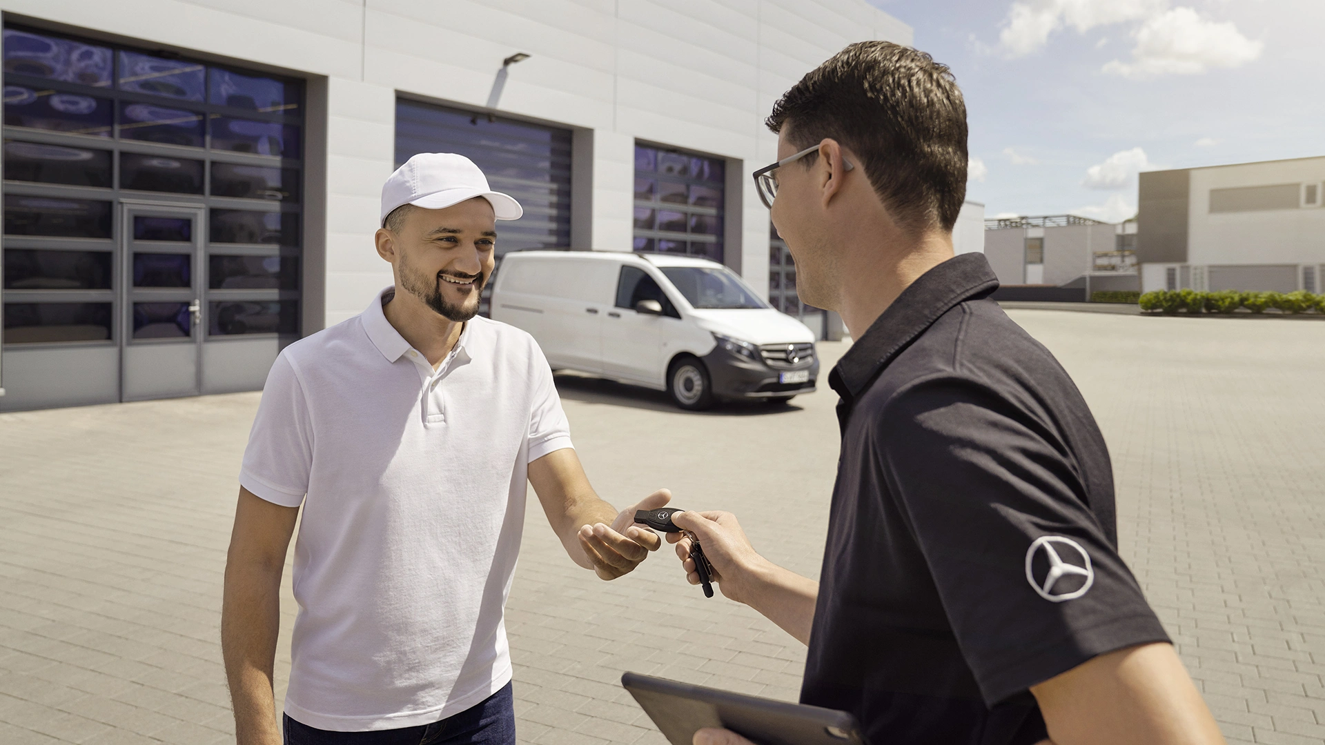 Serviso konsultantas perduoda furgono raktus vairuotojui