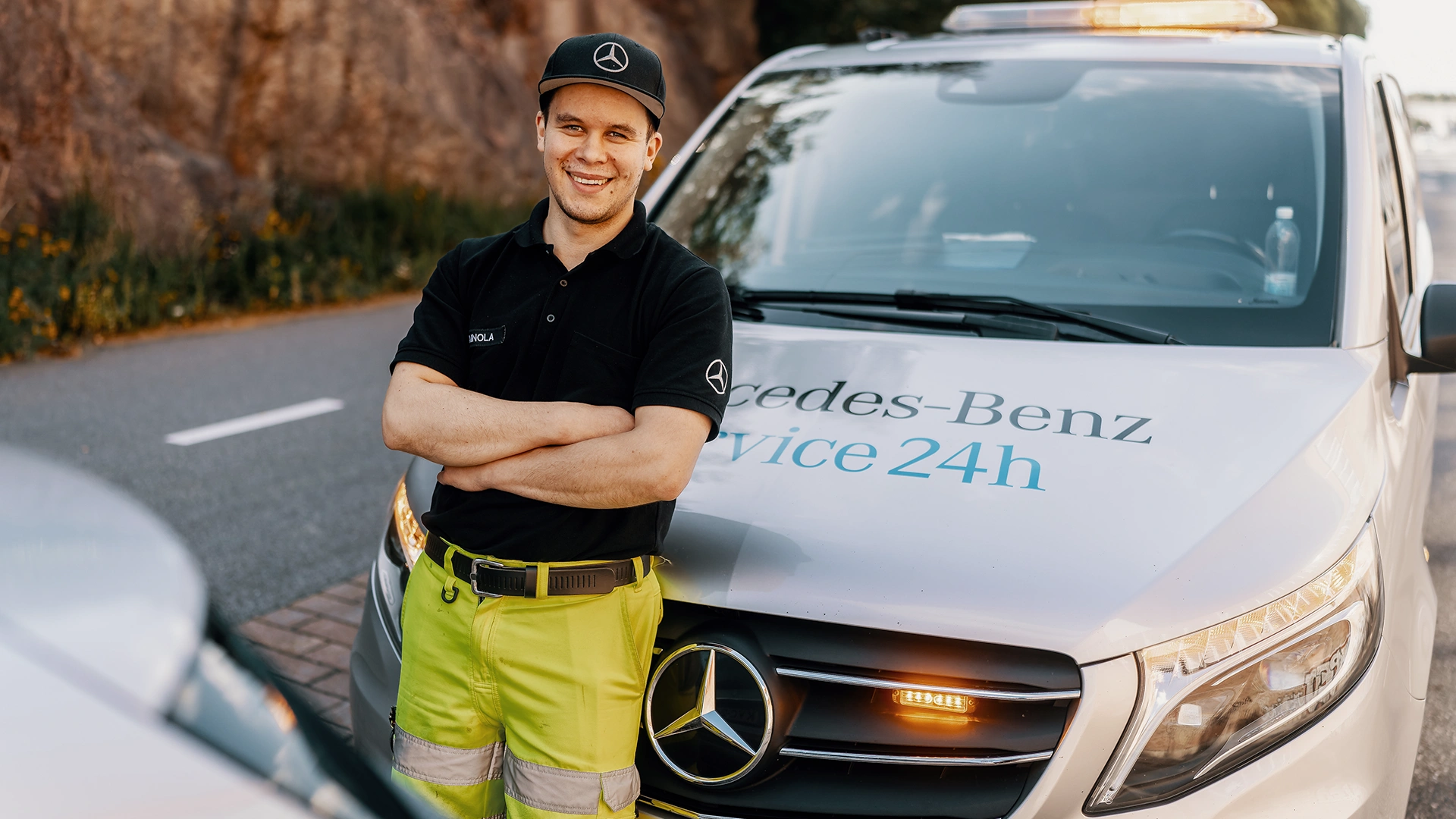 Service24h aptarnaujantis komercinis automobilis su darbuotoju