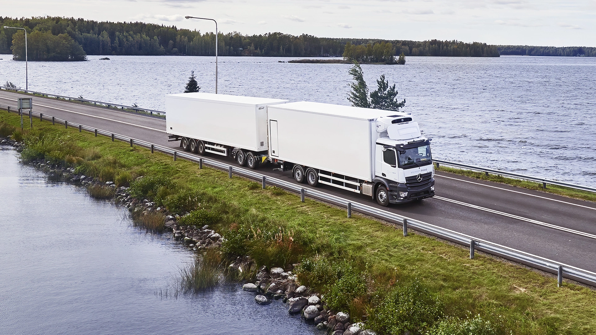 Mercedes-Benz sunkvežimis važiuoja tiltu