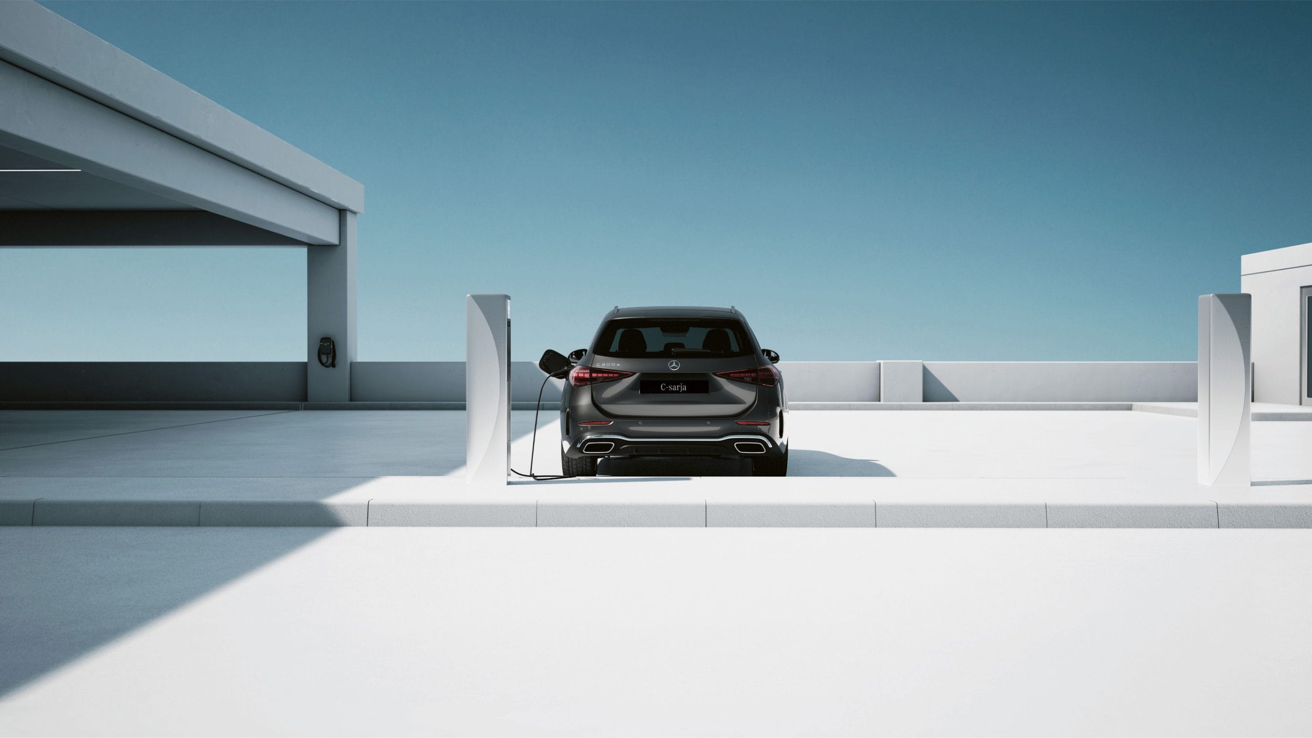 Prie balto pastato kraunasi C klasės lengvasis automobilis Mercedes-Benz.