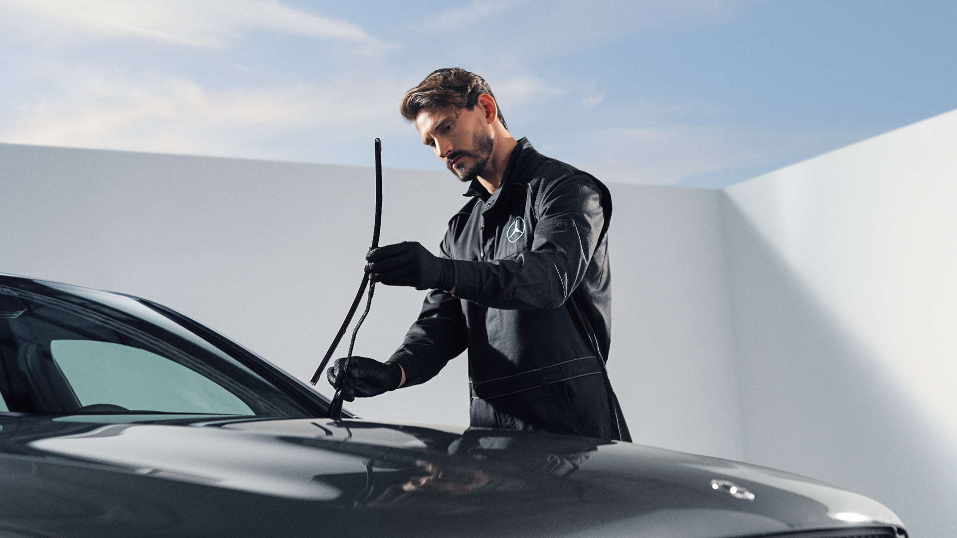 Mercedes mechanikas keičia valytuvus.