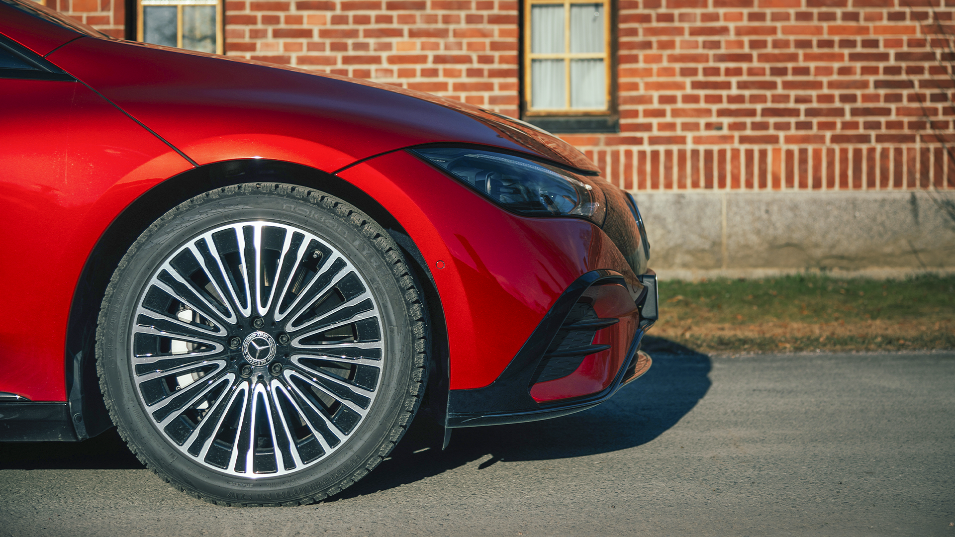 Elektromobilio EQE priekio šoninis profilis