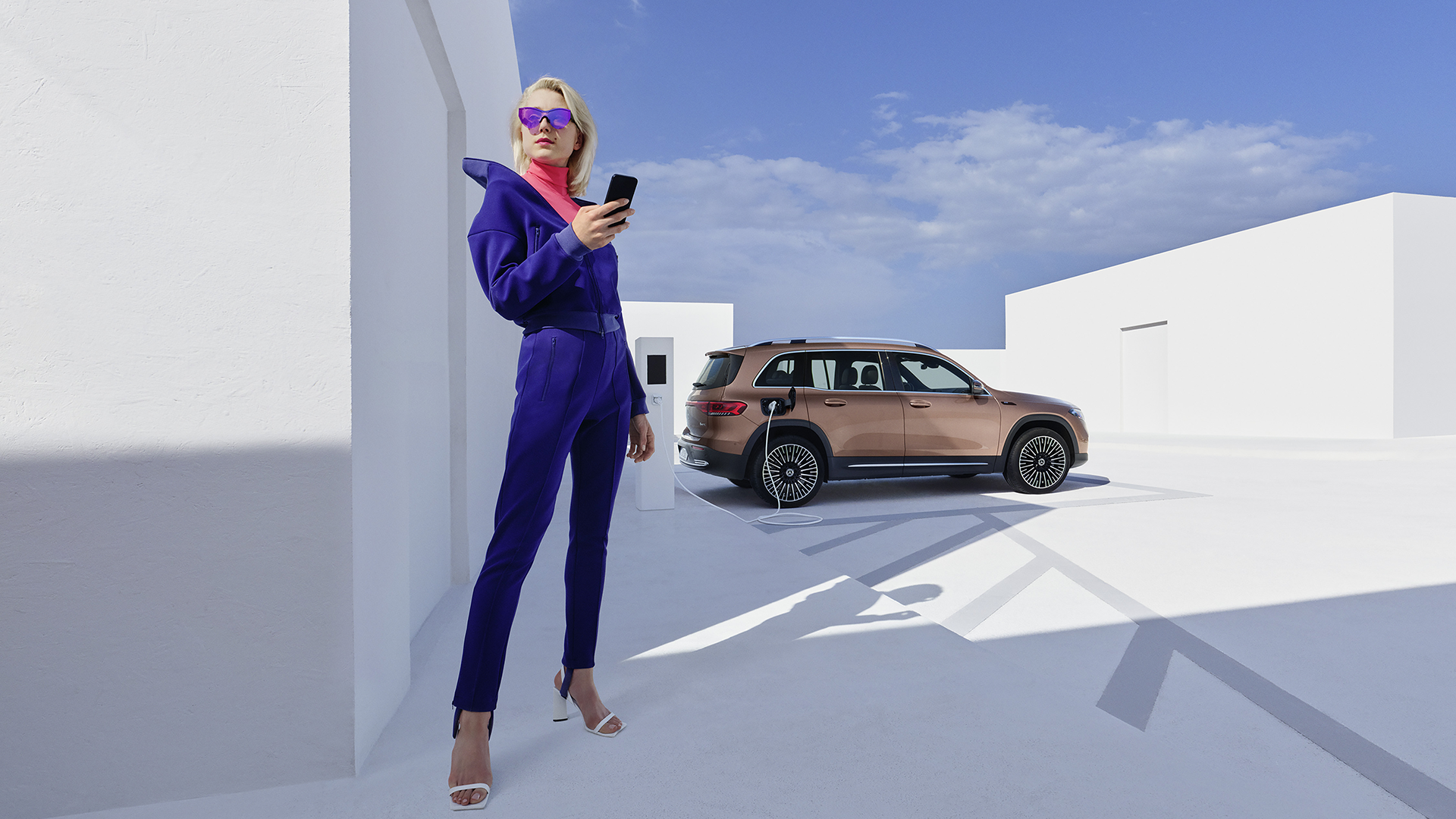 Moteris su telefonu rankoje, Mercedes-Benz EQB fone.