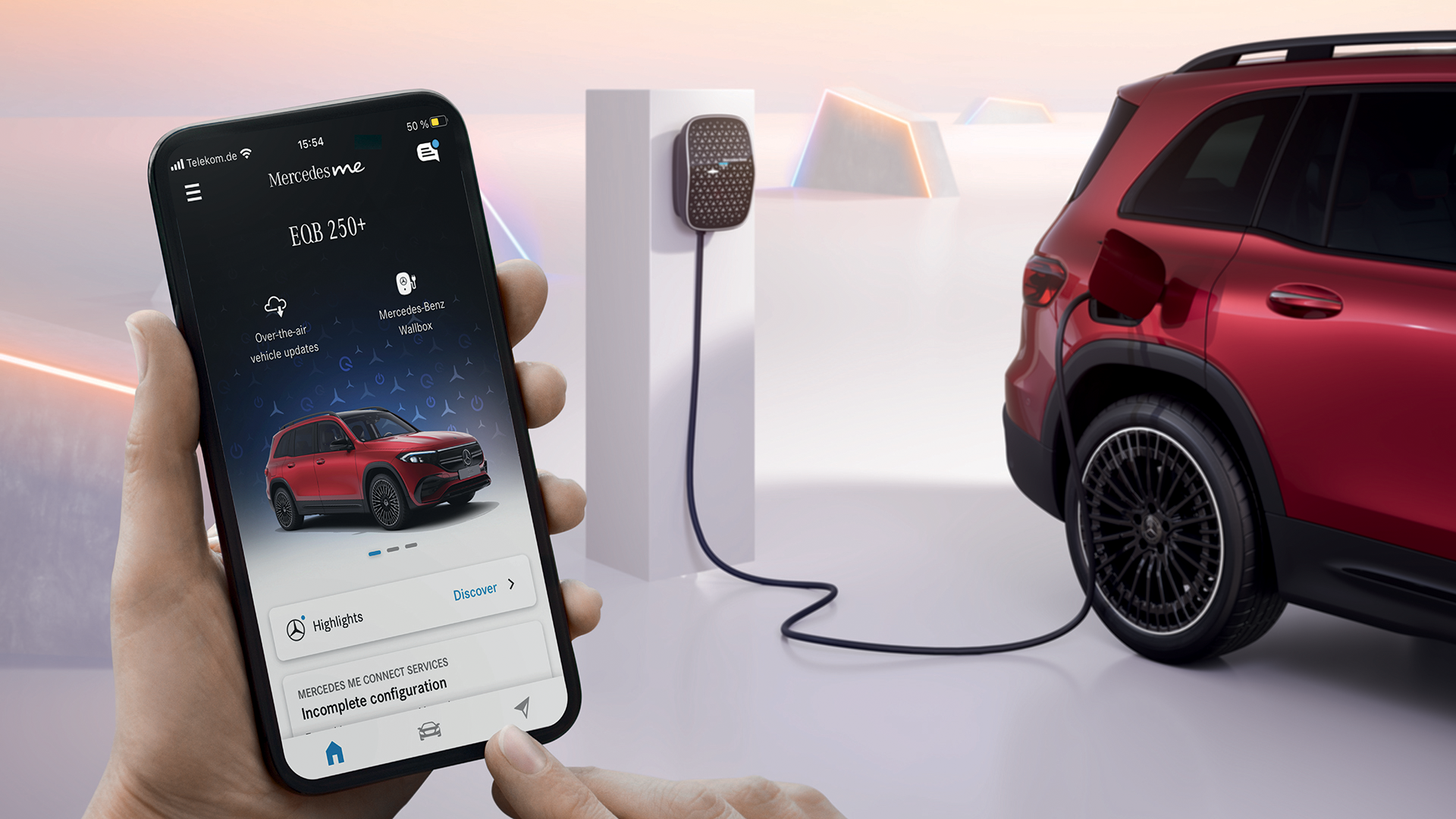 Mercedes me Charge telefono ekrane. Fone įkraunamas raudonas Mercedes-Benz EQB.