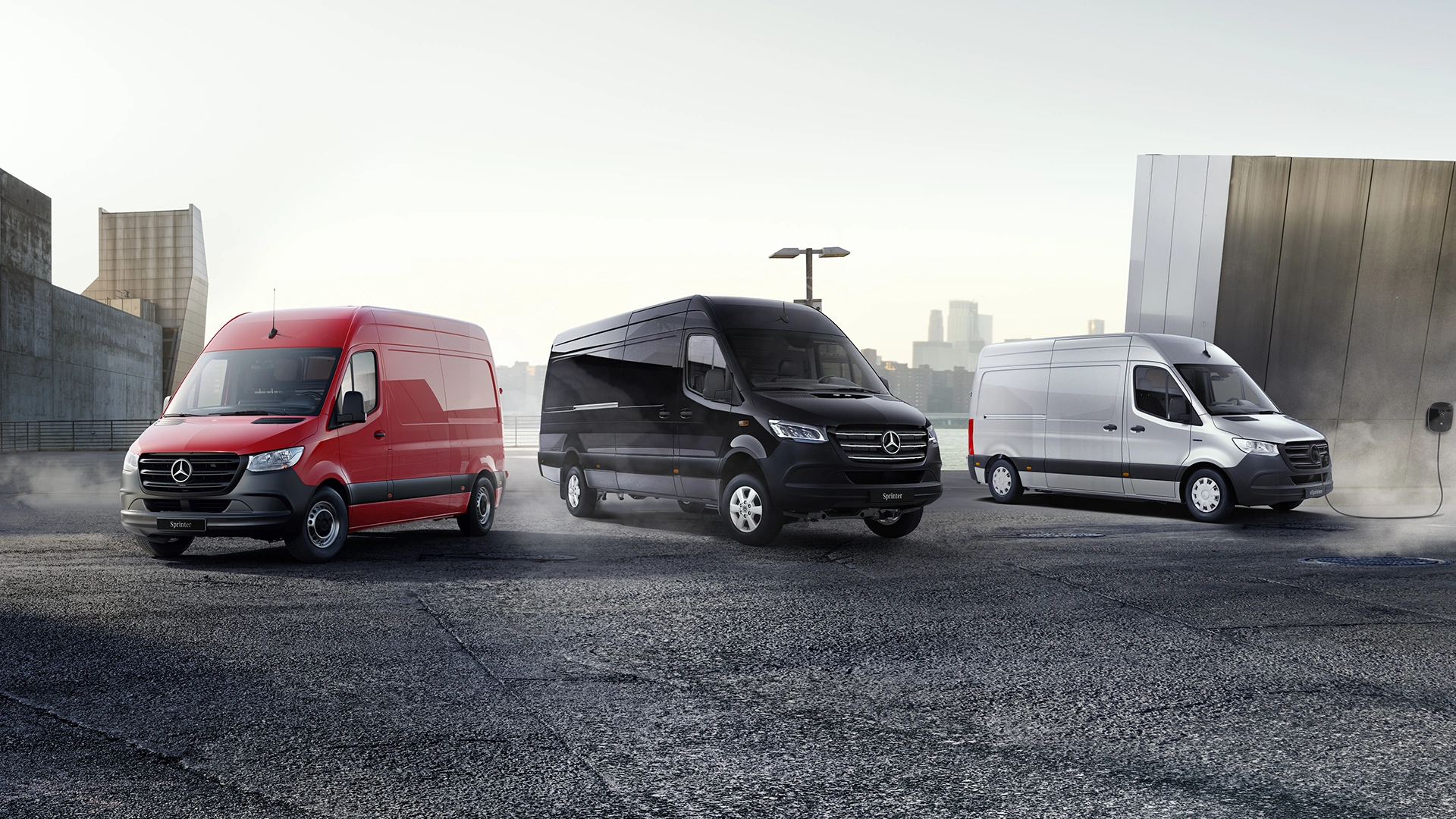 Trys sprinteriai vienas šalia kito