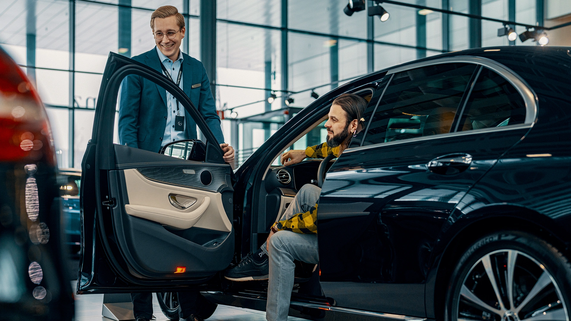 Klientas ir automobilių pardavėjas apžiūri lengvąjį automobilį Mercedes-Benz.