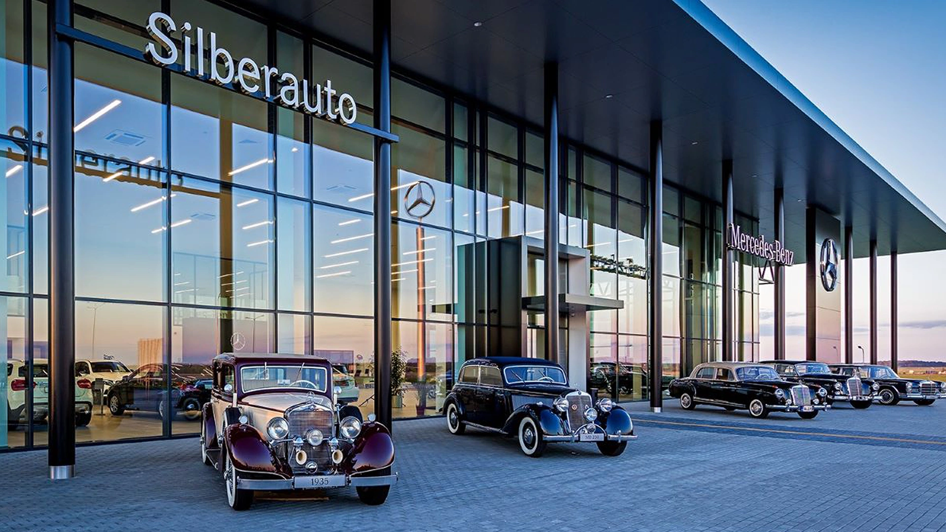 Silberauto salono fone trys Mercedes-Benz automobiliai