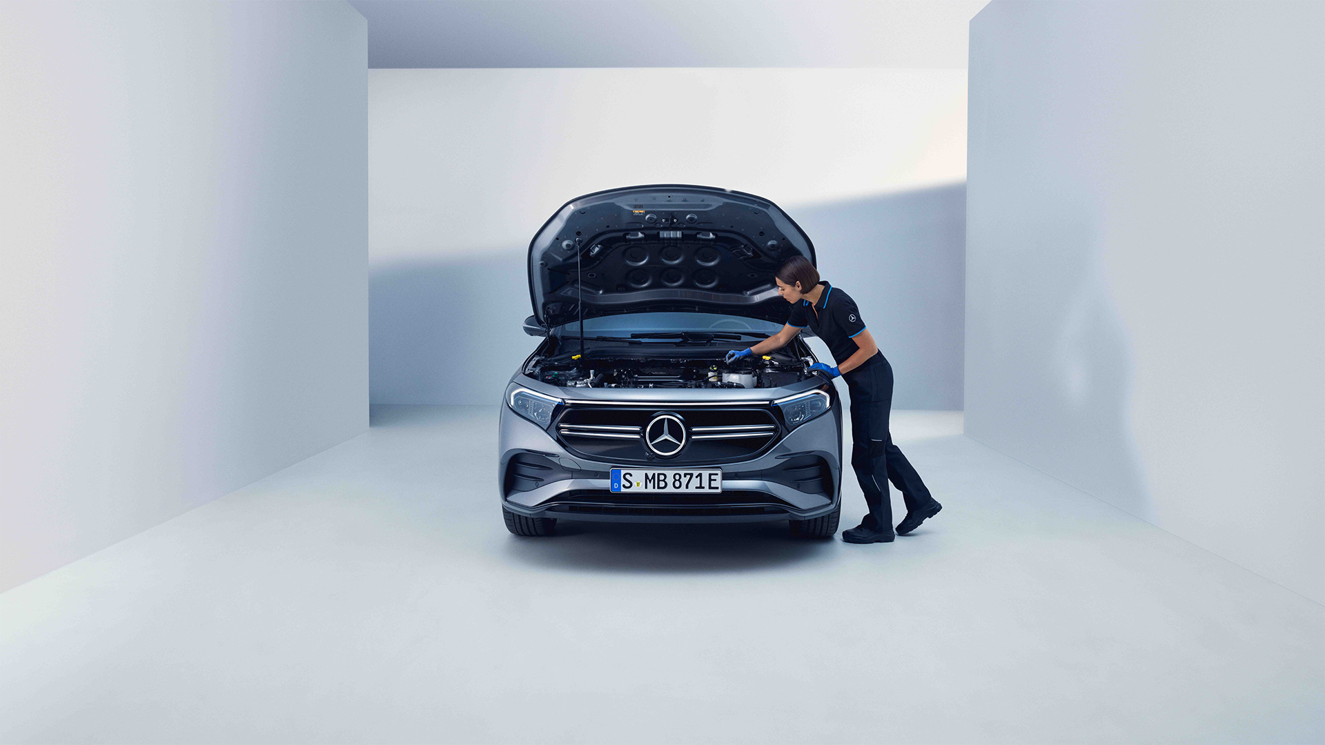 Mercedes-Benz gaubtas atidarytas, prie automobilio dirba mechanikas.