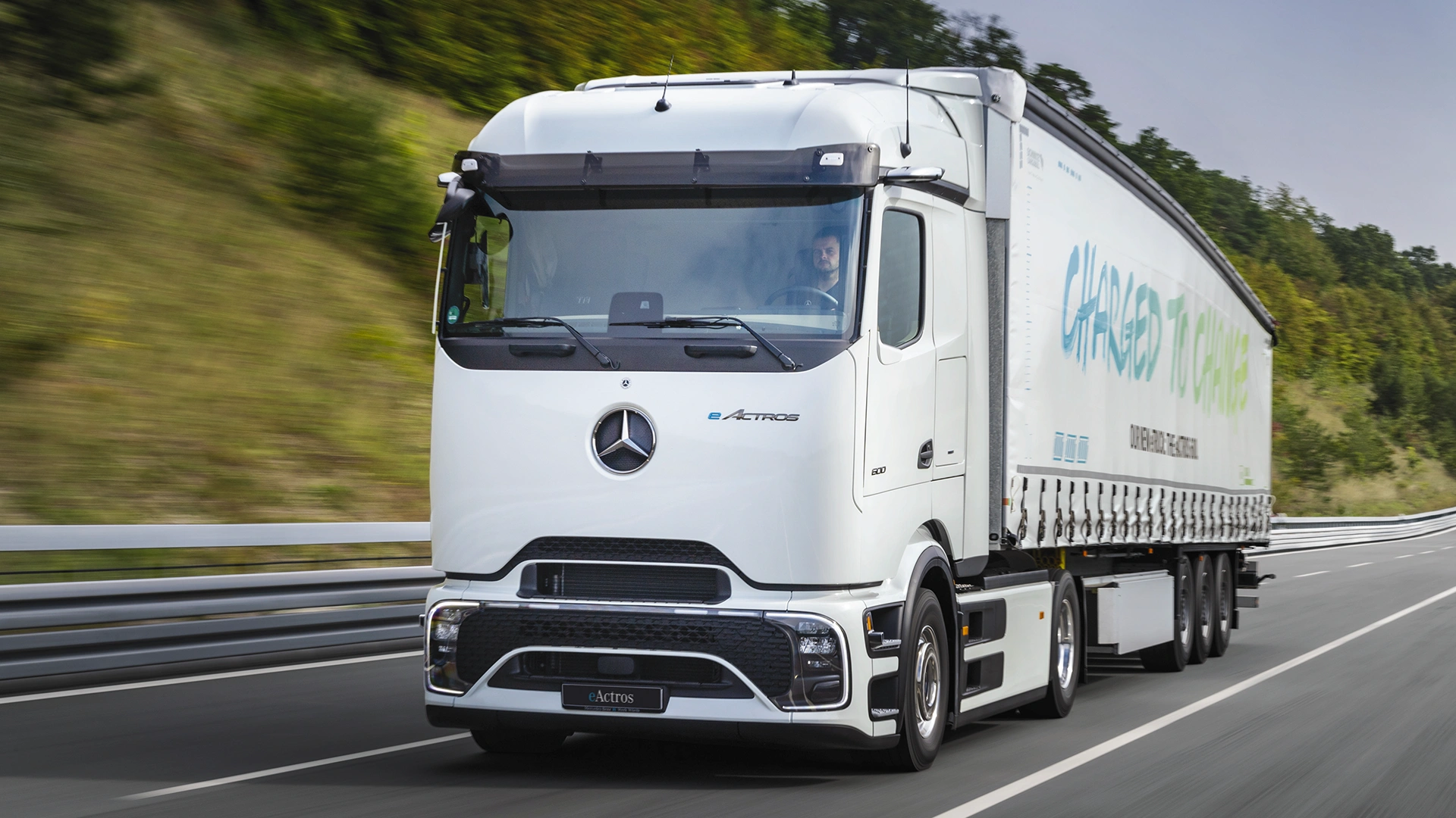 „Mercedes-Benz eActros 600“ važiuoja greitkeliu
