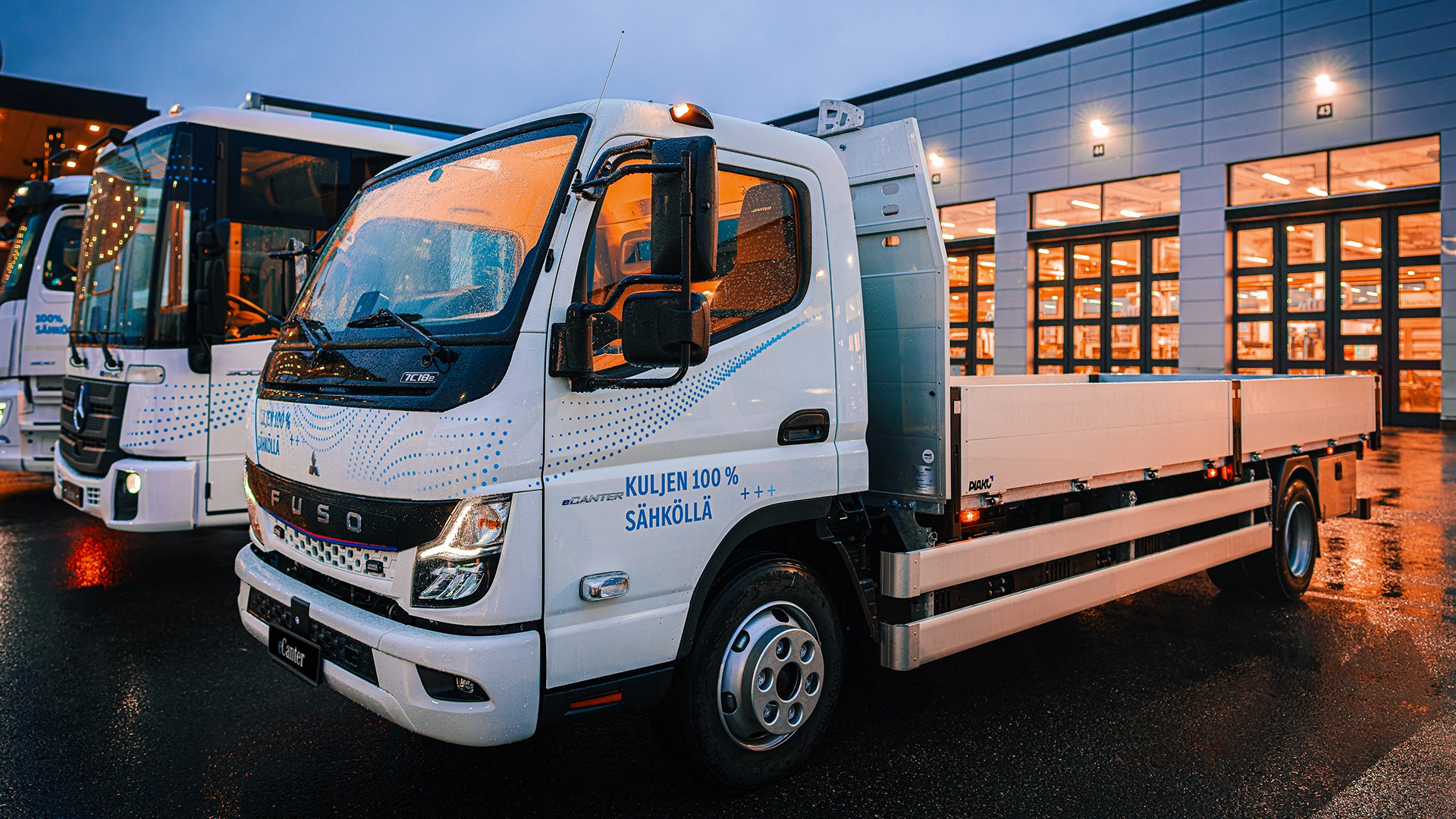 FUSO eCanter šalia kitų sunkvežimių