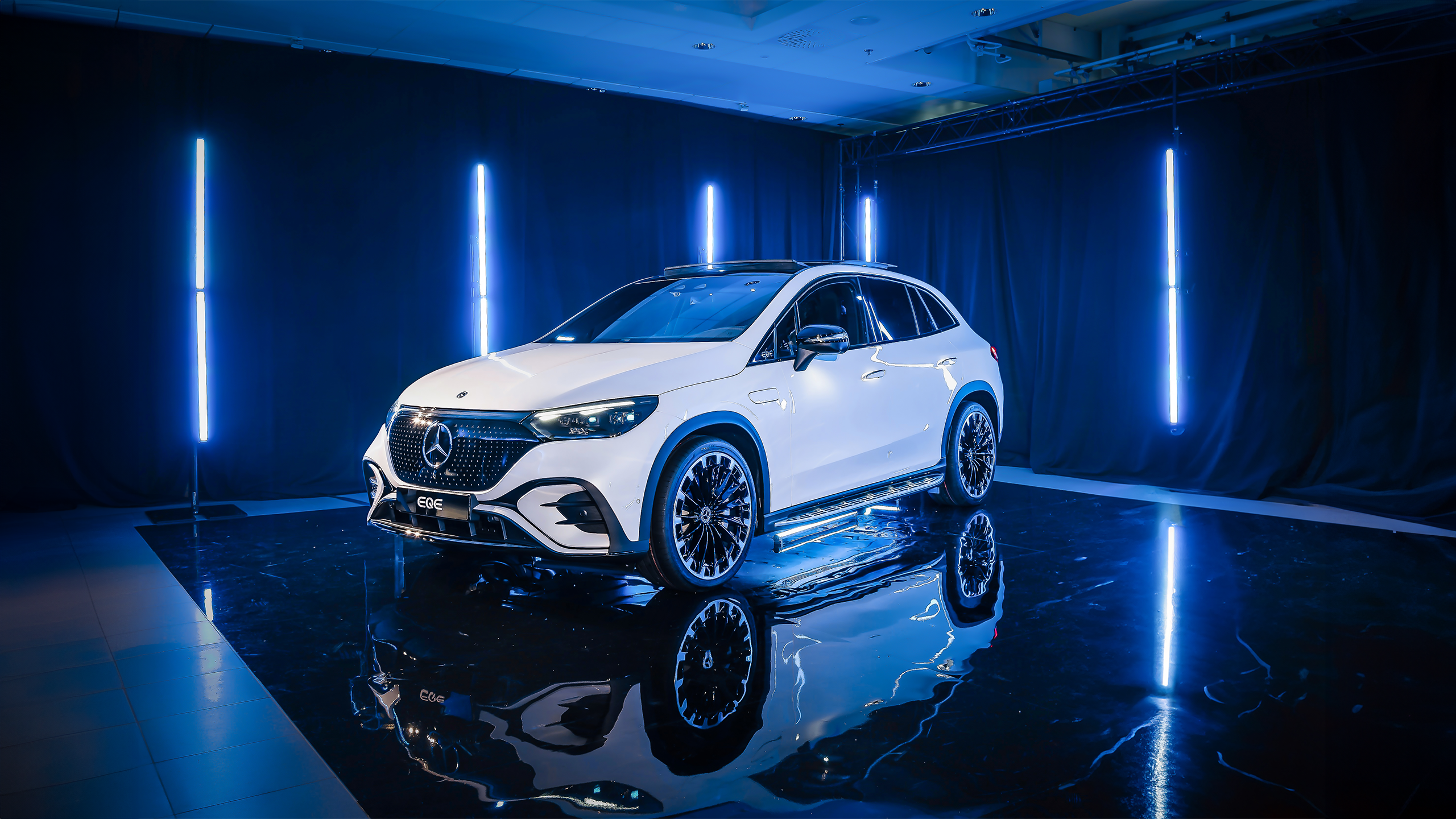 EQE automobilis mėlynoje šviesoje