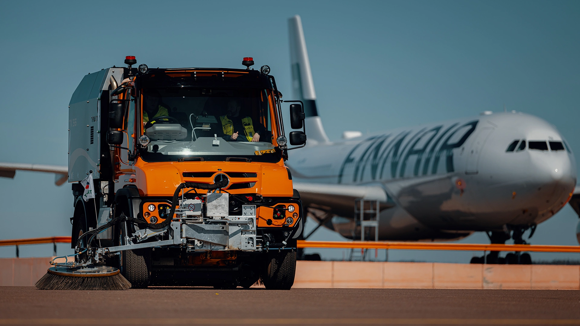 Unimog oro uoste siurbia lėktuvo ratų nuotrupas