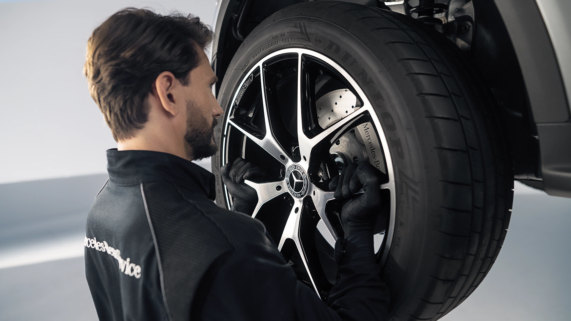 Autonrengasta asennetaan autoon