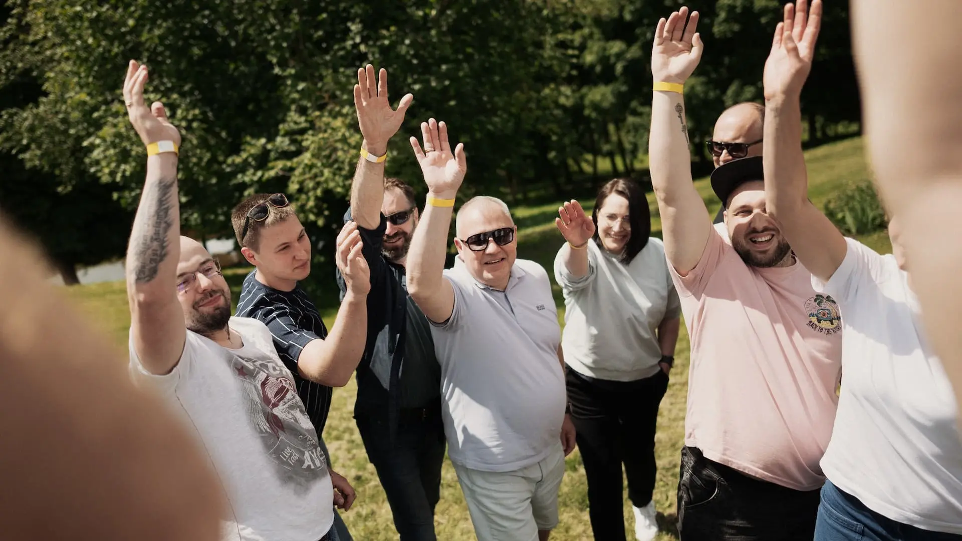 Veho darbuotojai laimingi kelia rankas