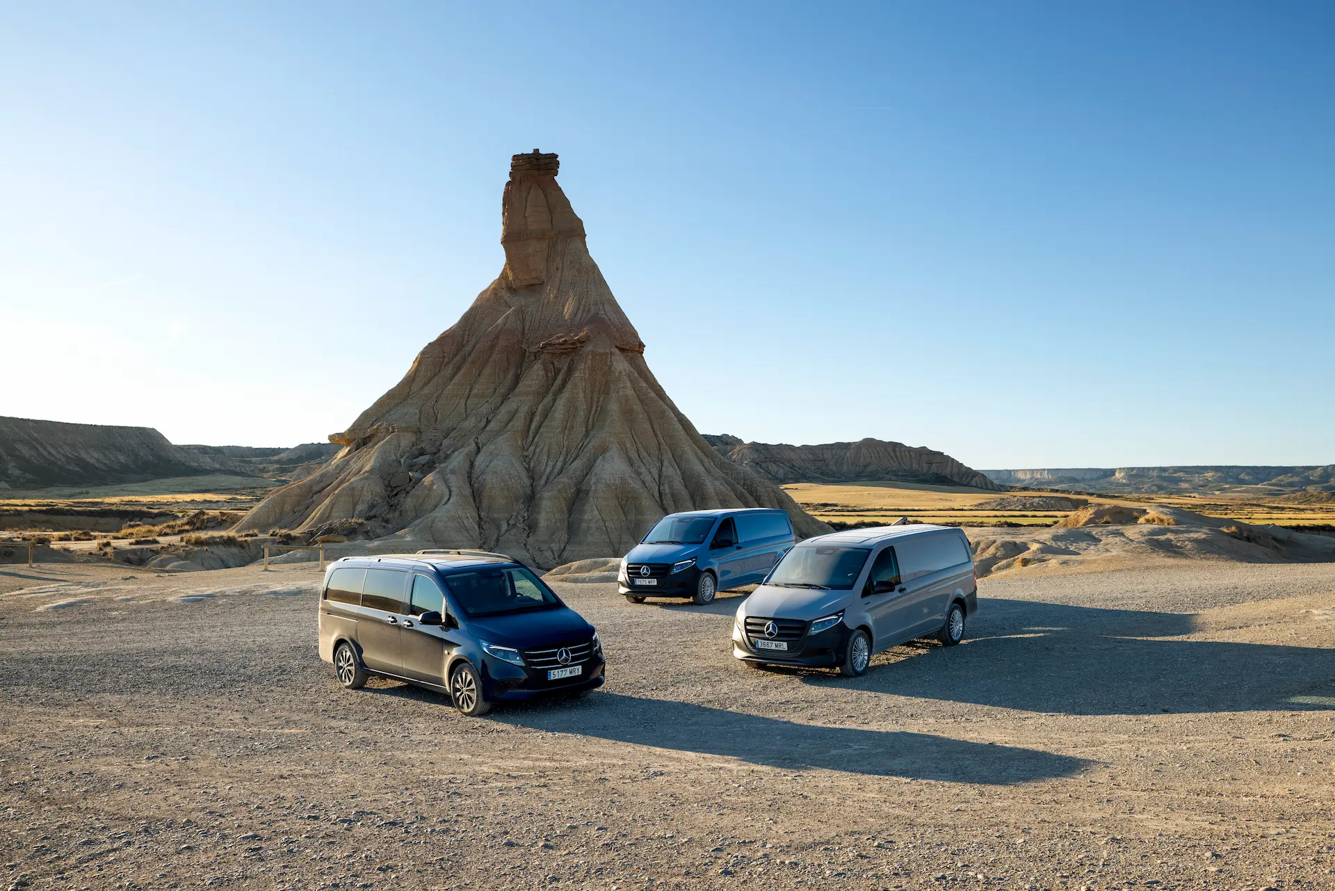 eVito trys furgonai kalnų fone