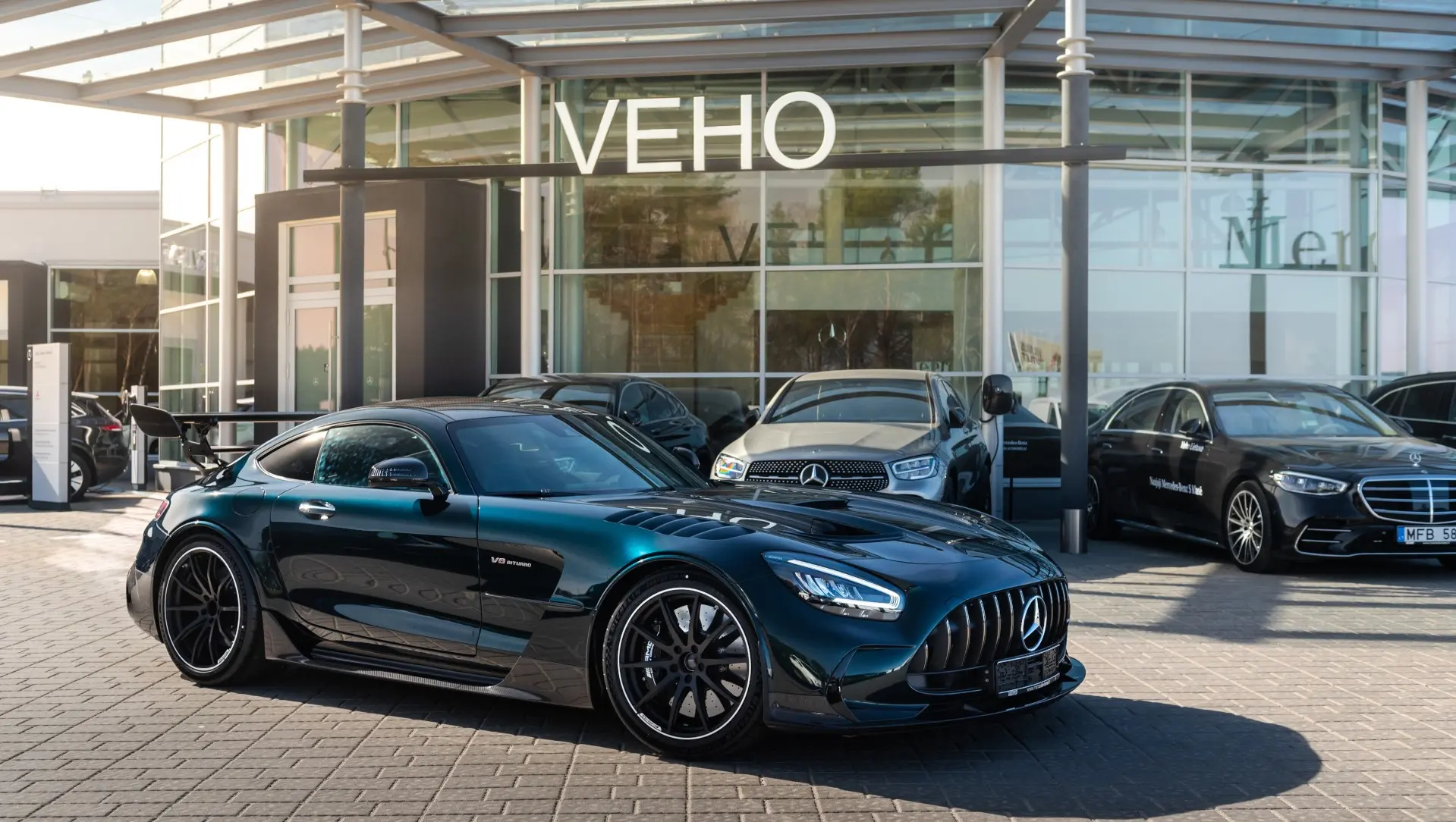 Mercedes-Benz automobilis prie Veho Vilnius atstovybės