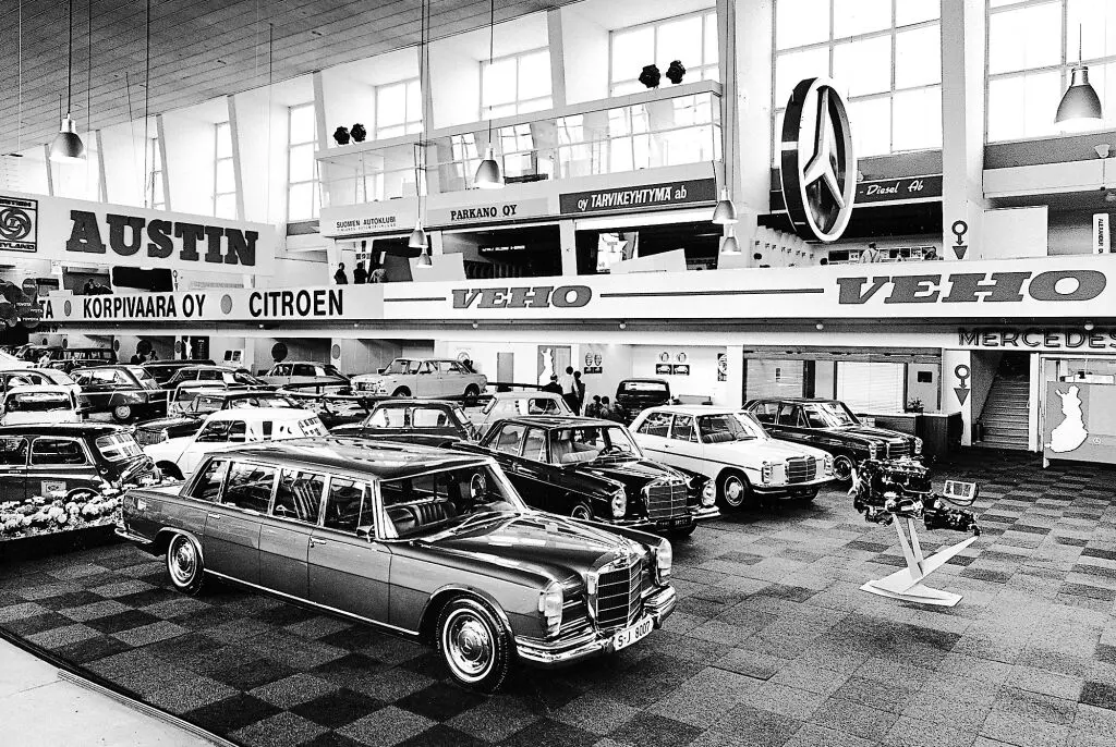 Nespalvota nuotrauka Mercedes-Benz automobilių pardavimo salone