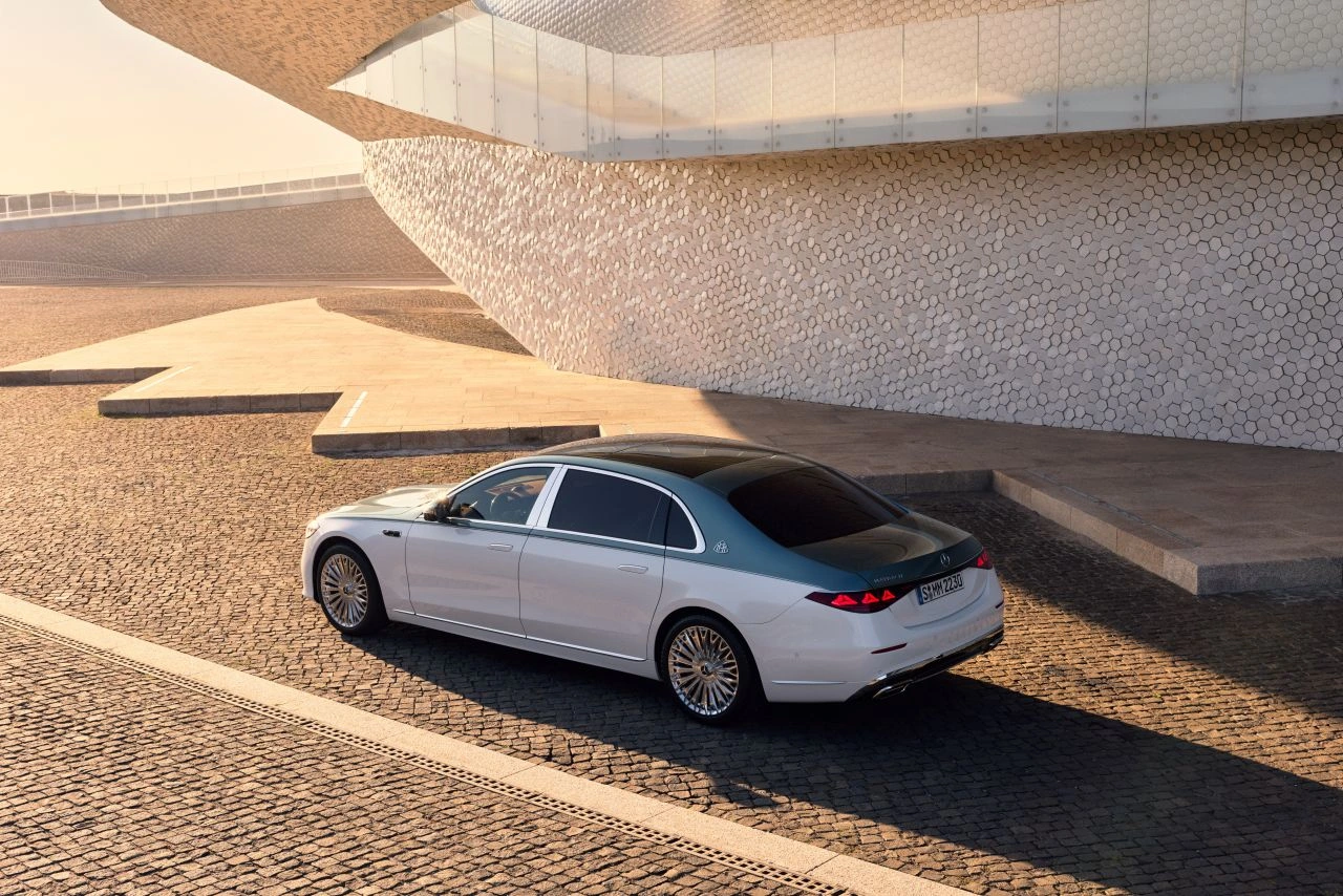 „Mercedes-Benz“ S klasės galinis trijų ketvirčių vaizdas