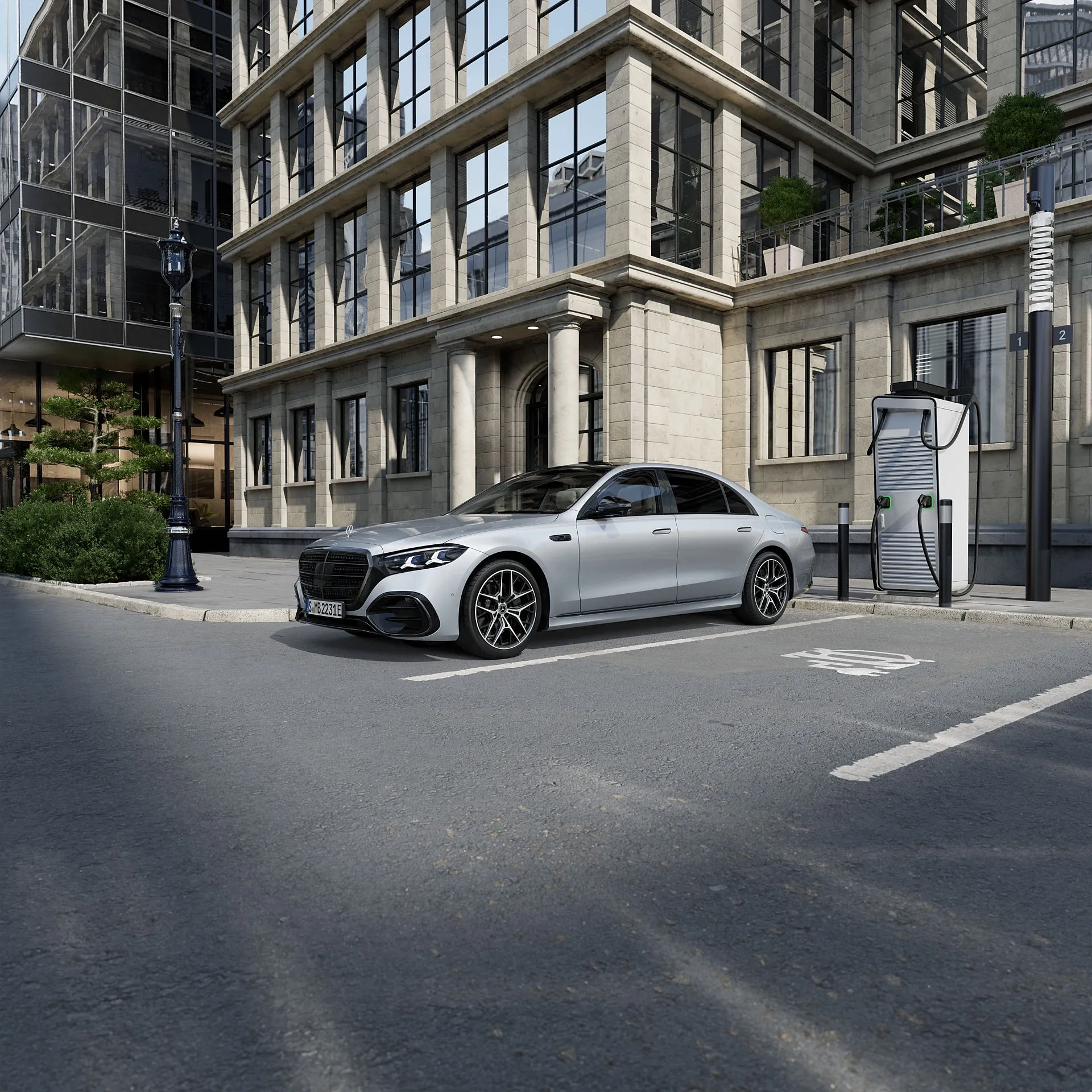 „Mercedes-Benz“ S klasės išorė miesto aplinkoje
