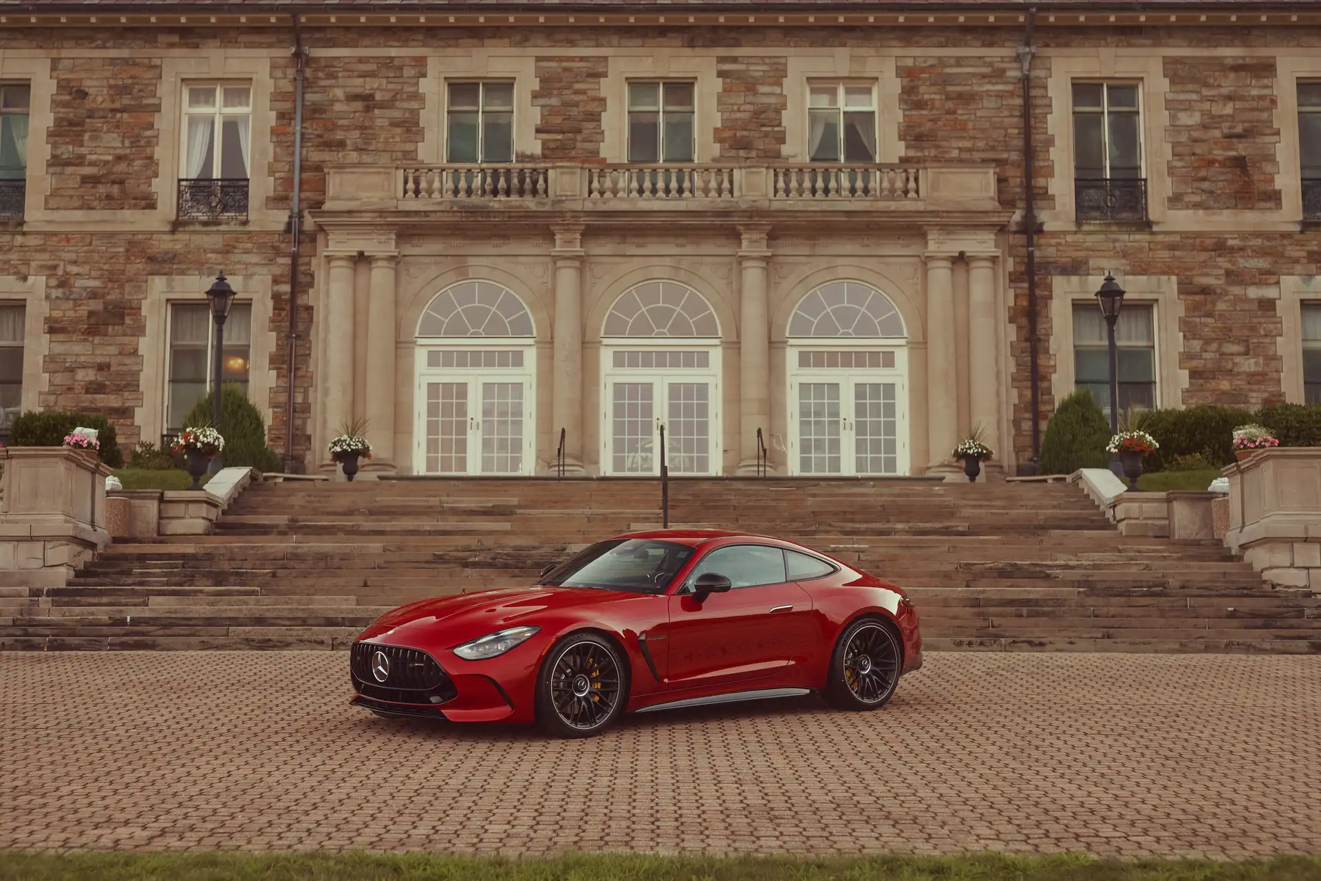 Raudonas Mercedes-Benz