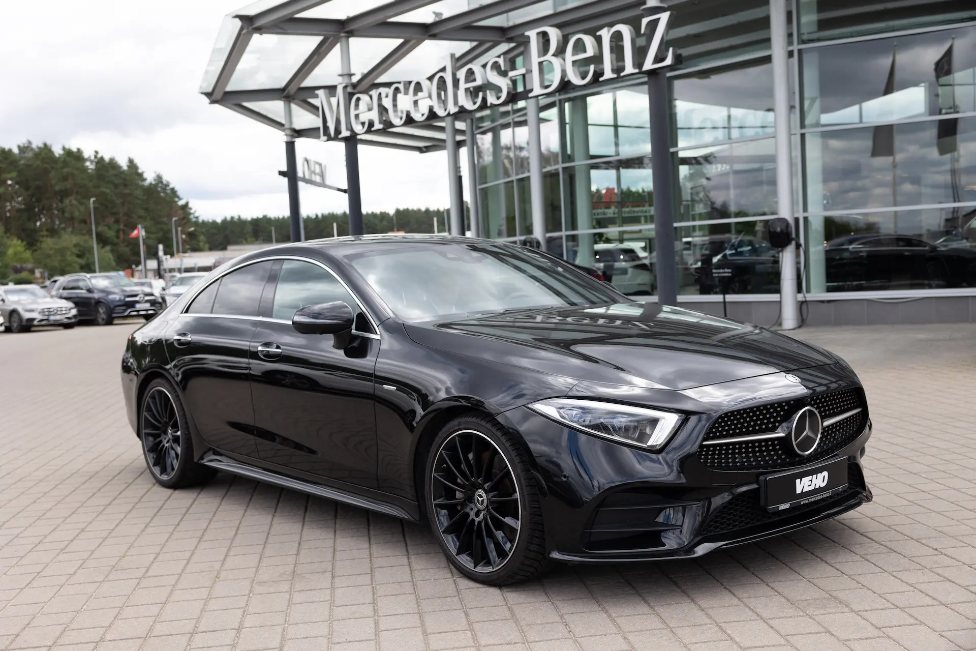 Mercedes-Benz automobilis prie Vilniaus atstovybės