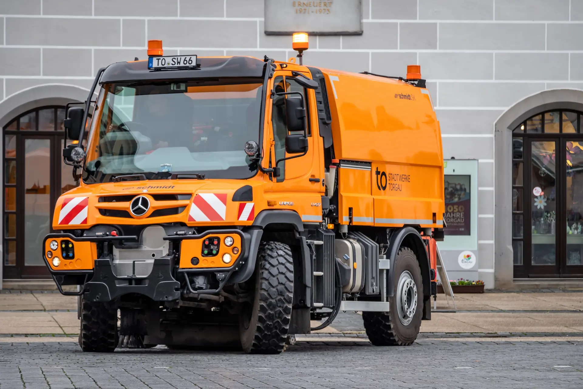 Unimog miesto gatvėje sukasi