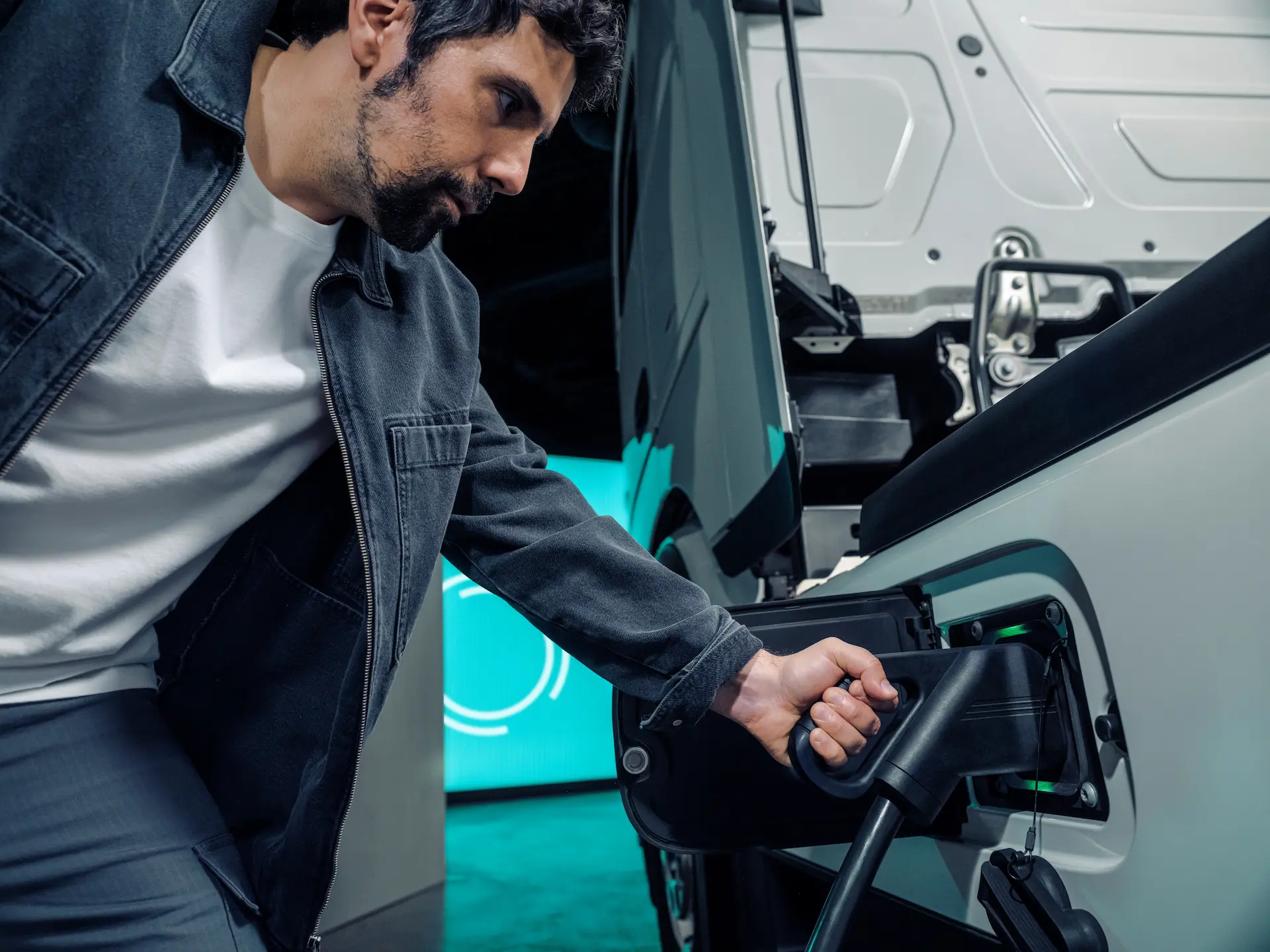 Vairuotojas krauna elektrinį sunkvežimį