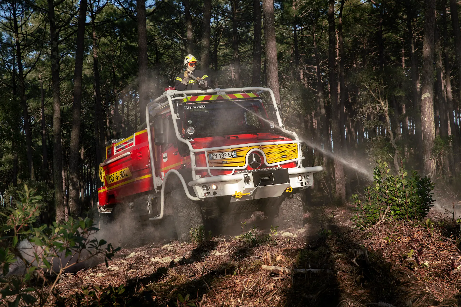 Gaisrinis Unimog gesina gaisrą