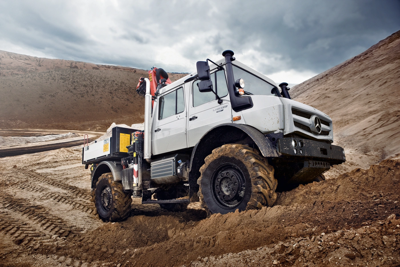 Unimog važiuoja bekele