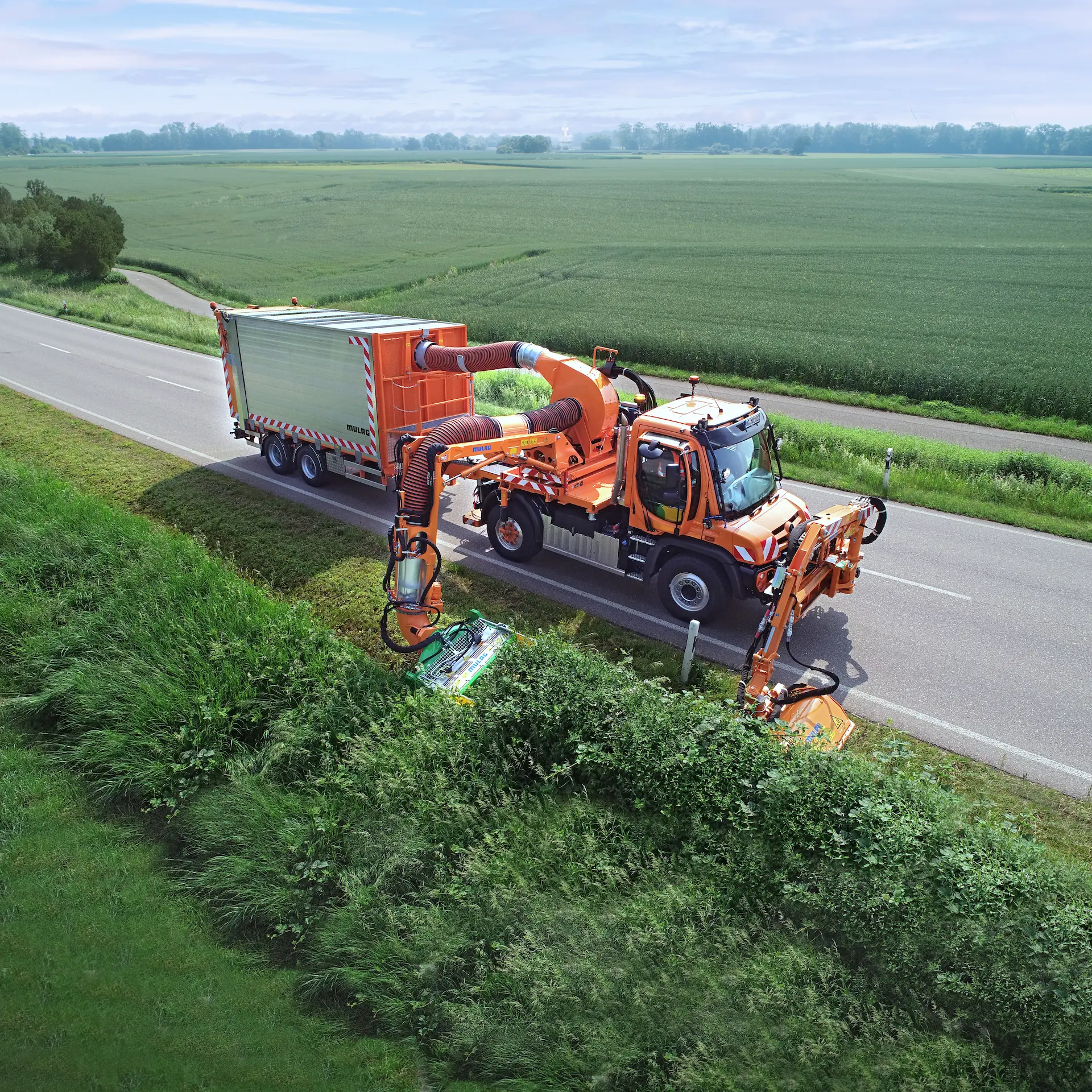 Unimog pjauna žolę