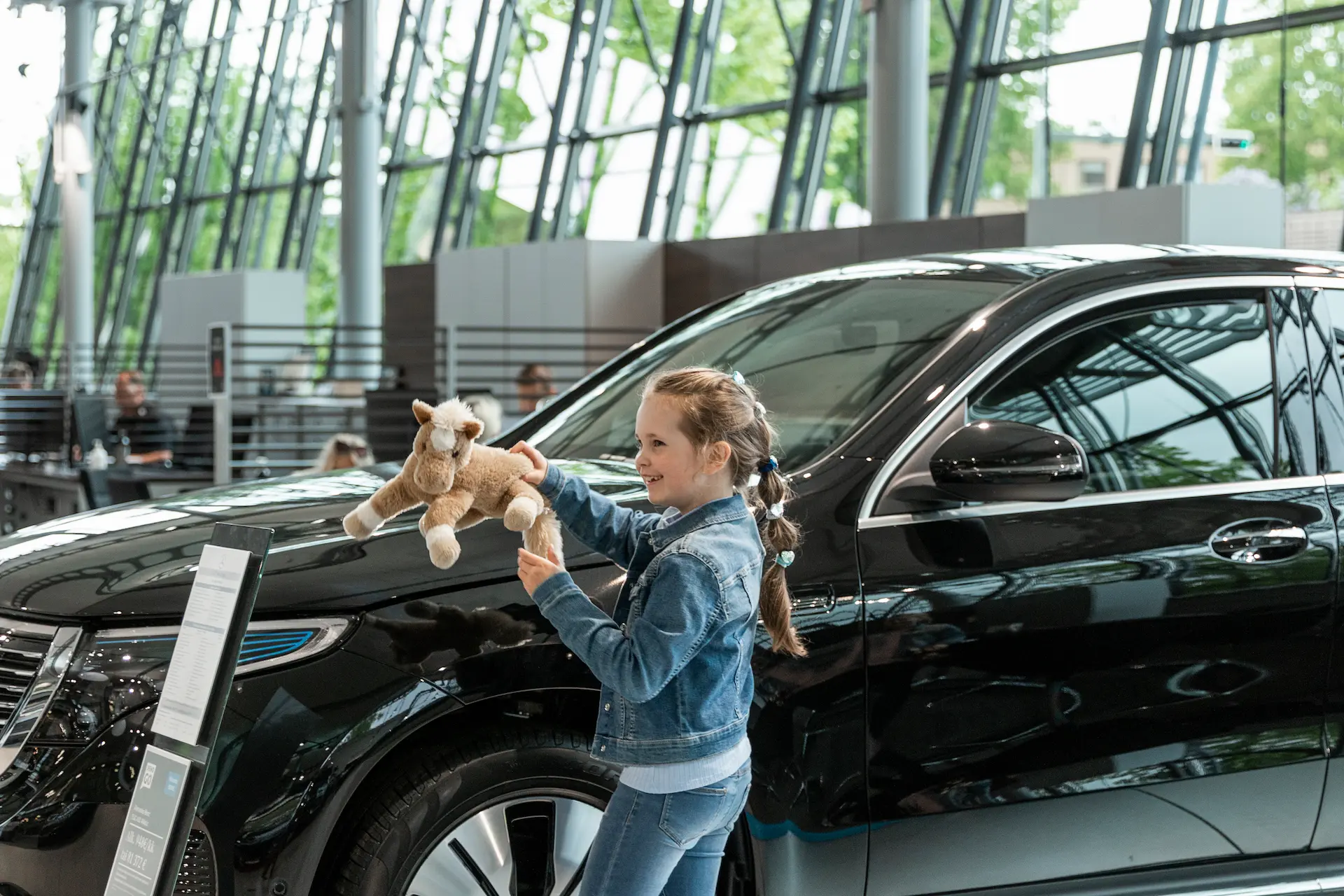 Automobilis ir mergaitė su meškiuku