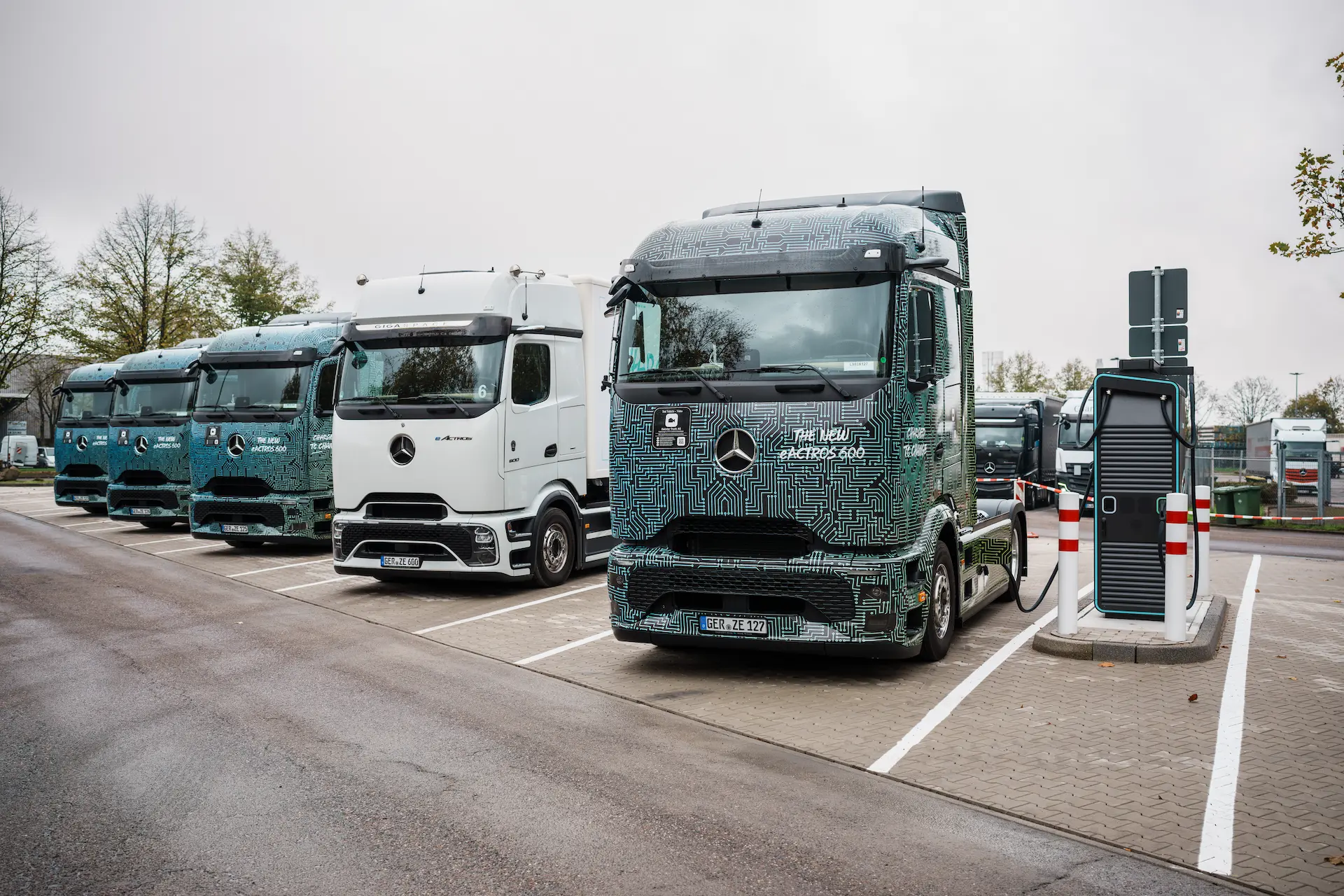 Elektriniai sunkvežimiai įkraunami