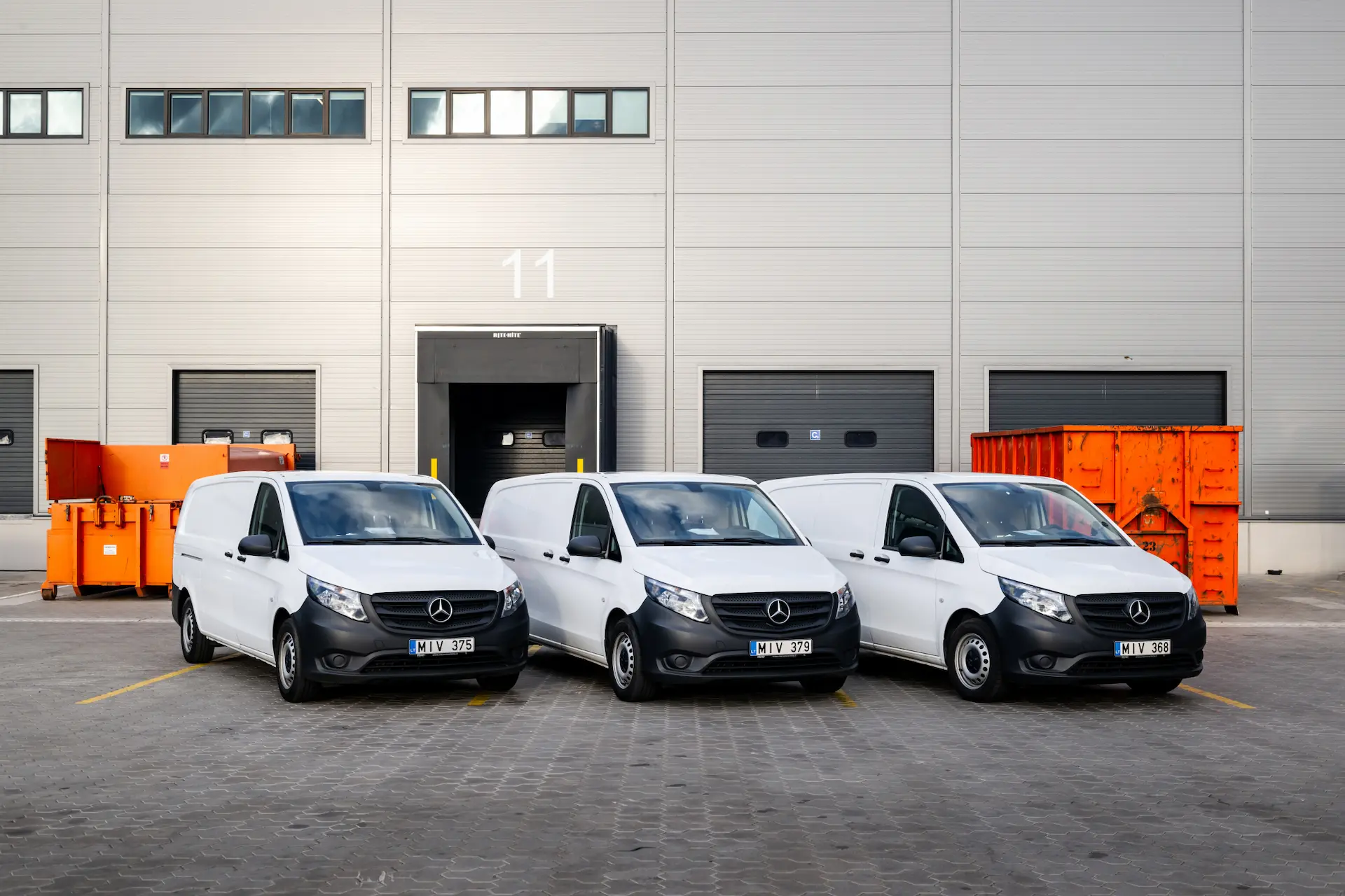 Trys komerciniai automobiliai iš priekio