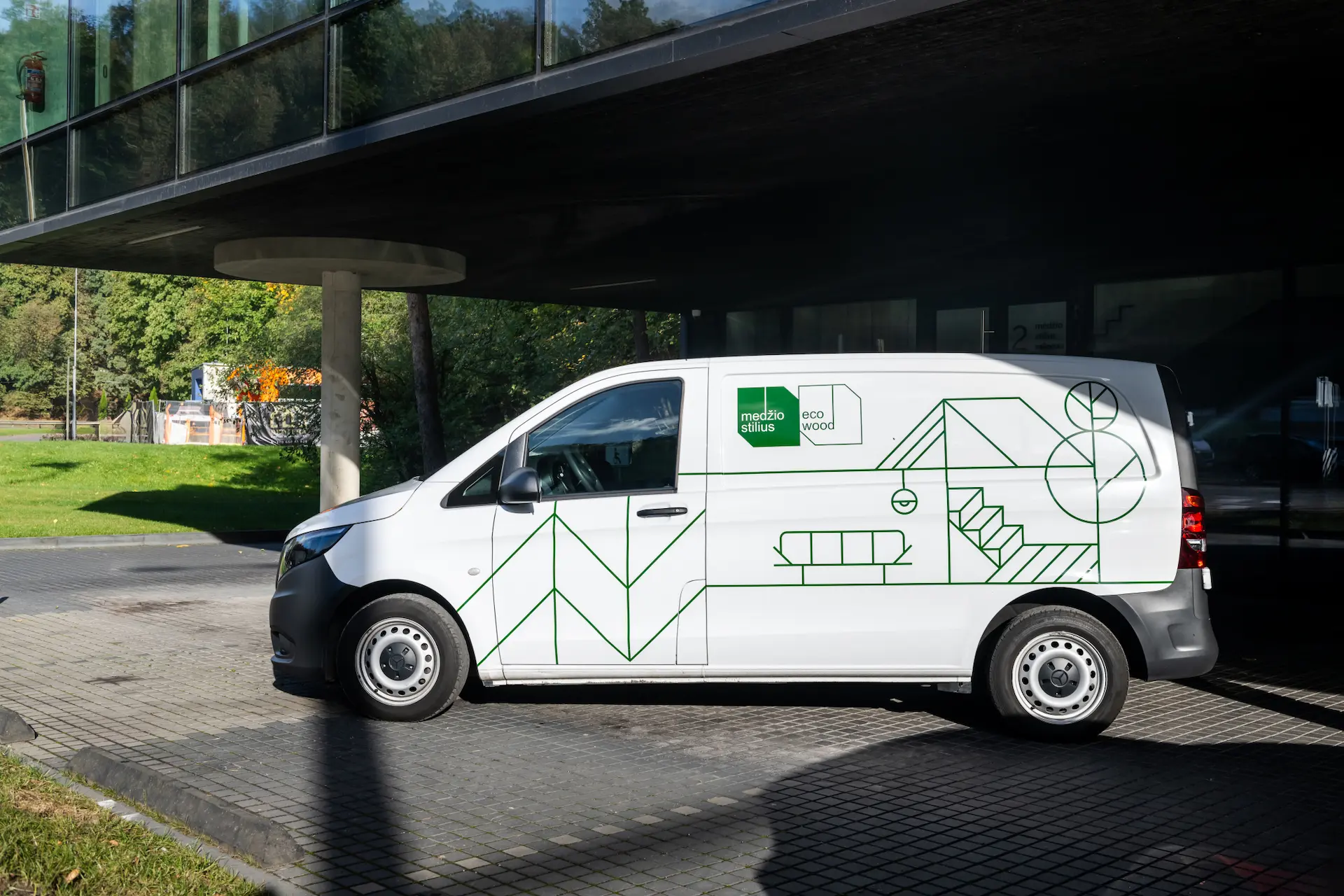 Mercedes-Benz komercinis automobilis iš šono