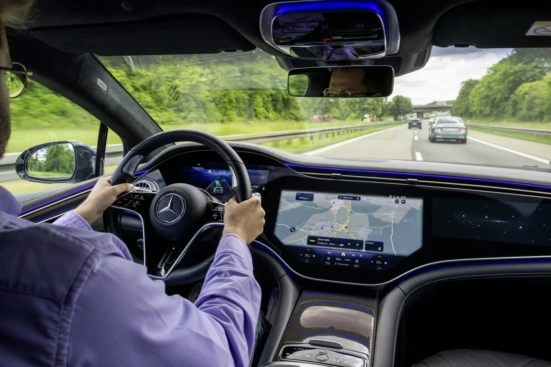 Vairuotojas už Mercedes-Benz vairo keyje