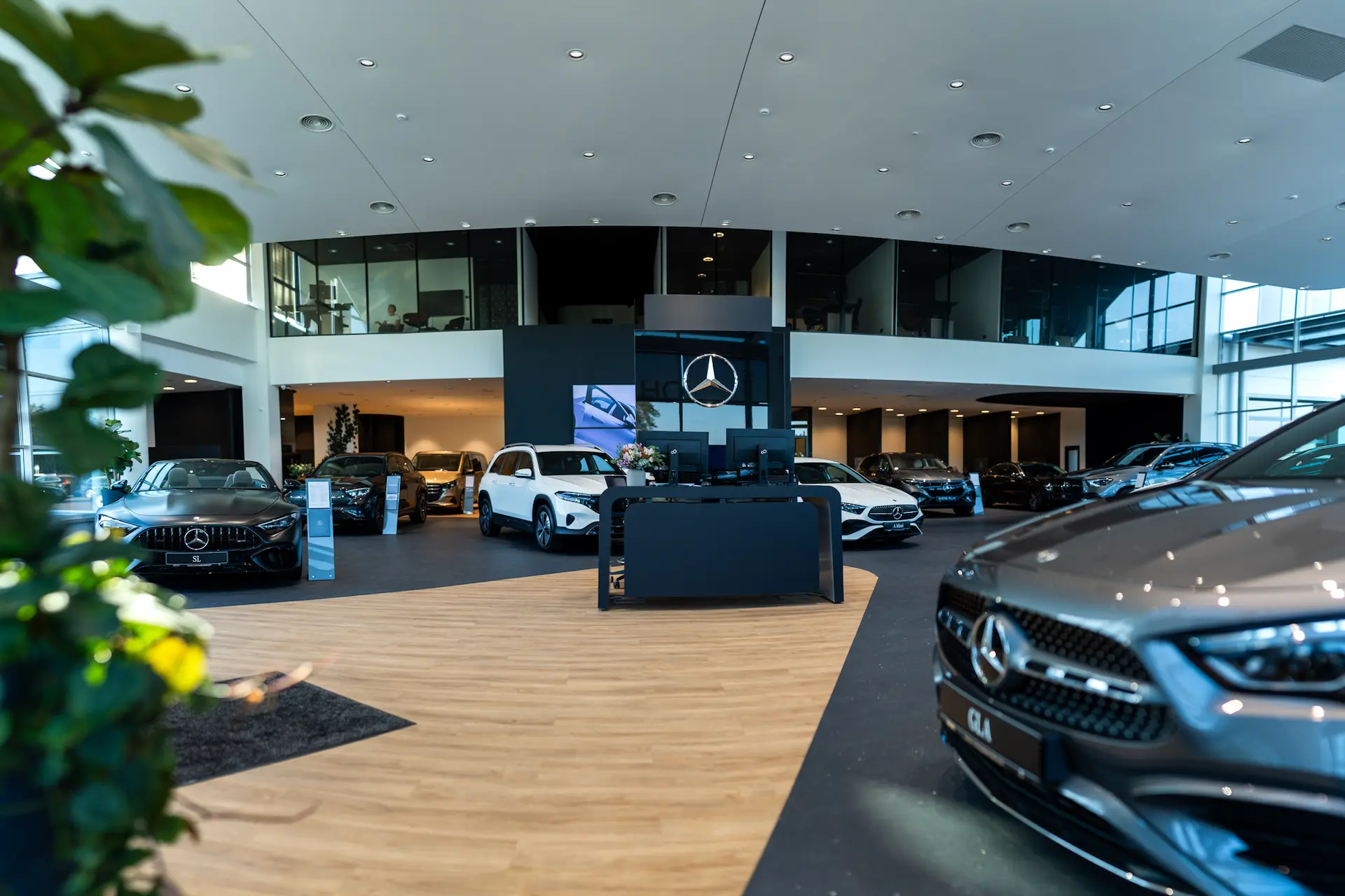 Vilniaus salonas ir jame esantys Mercedes-Benz automobiliai