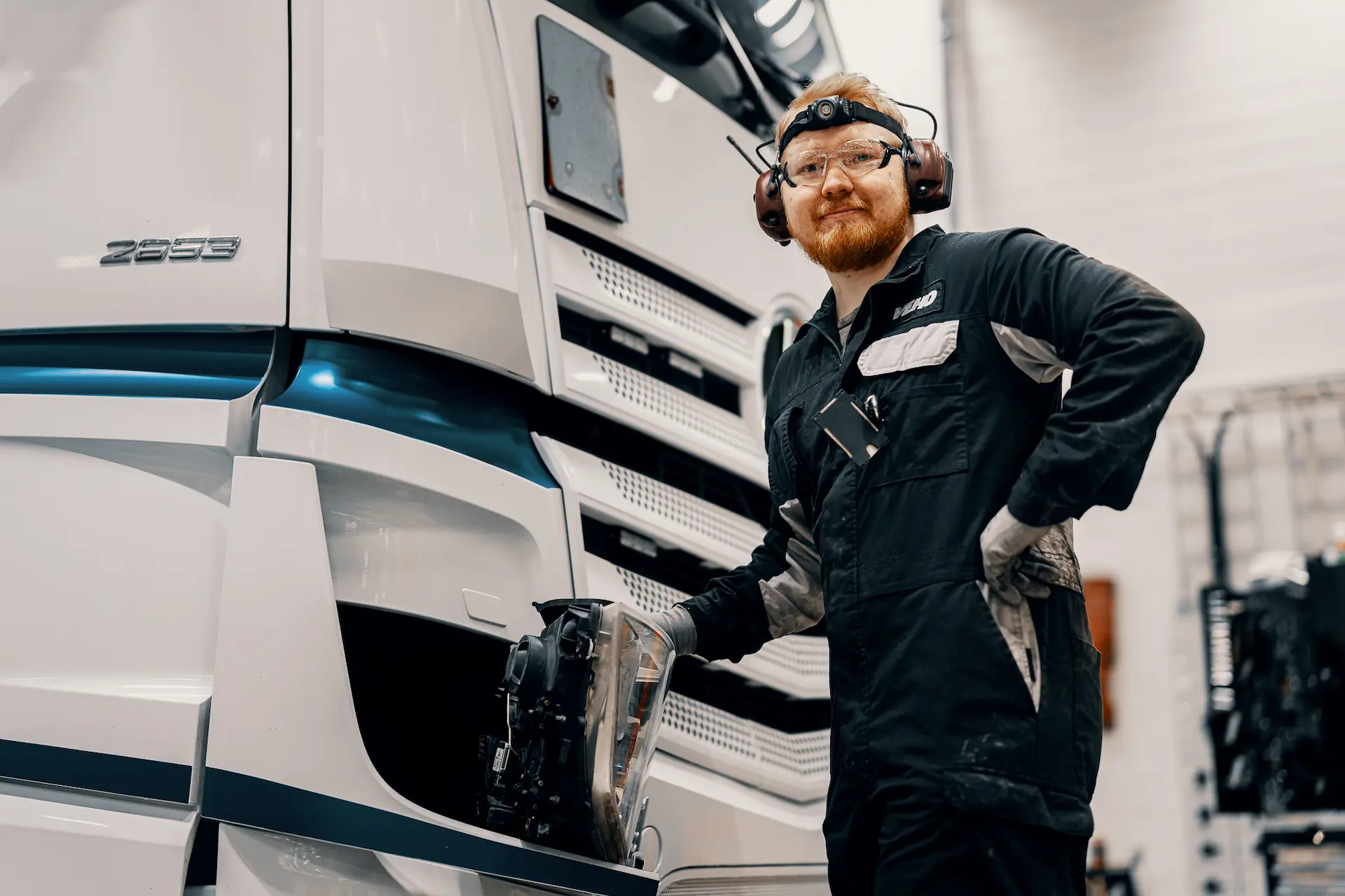 Techninės priežiūros specialistas prie sunkvežimio