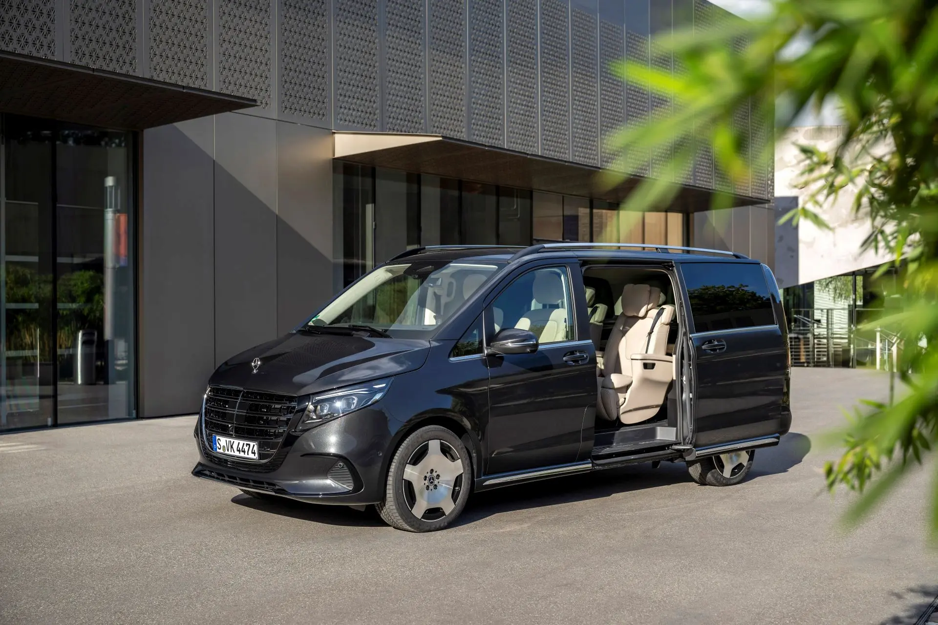 Mercedes-Benz furgonas atidarytomis durimis