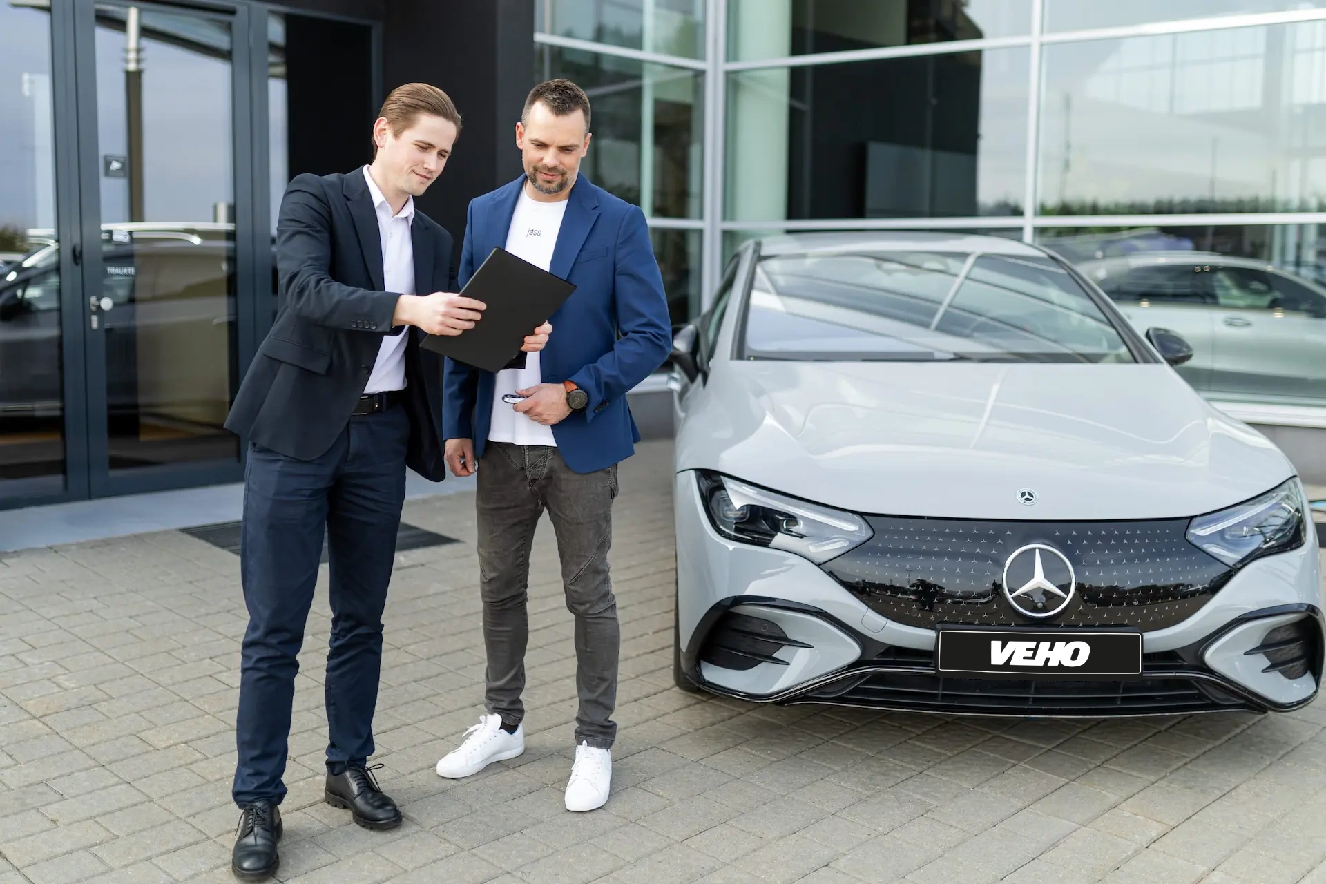 Mercedes-Benz klientas su konsultantu prie Vilniaus atstovybės