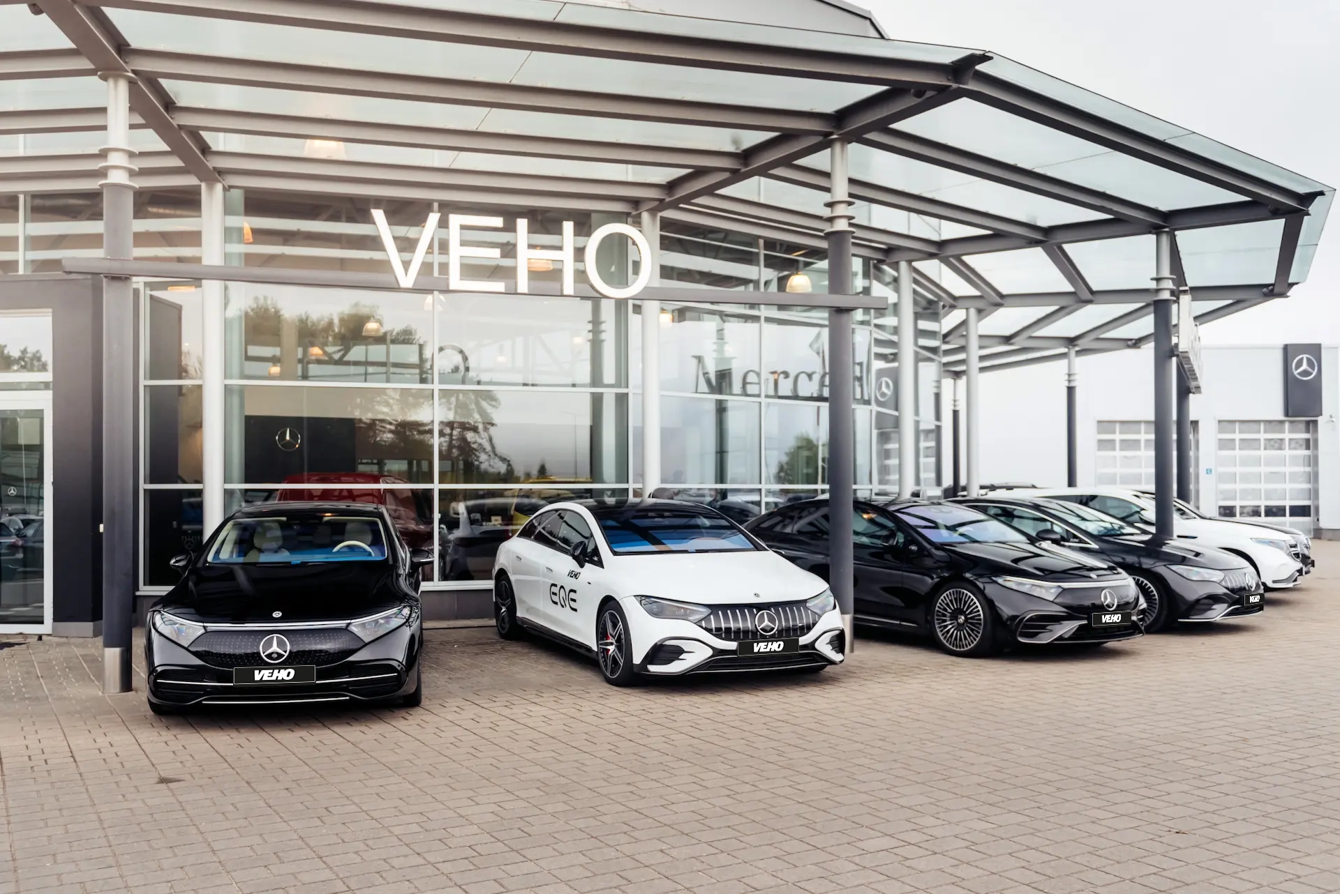 Mercedes-Benz automobiliai prie Vilniaus salono