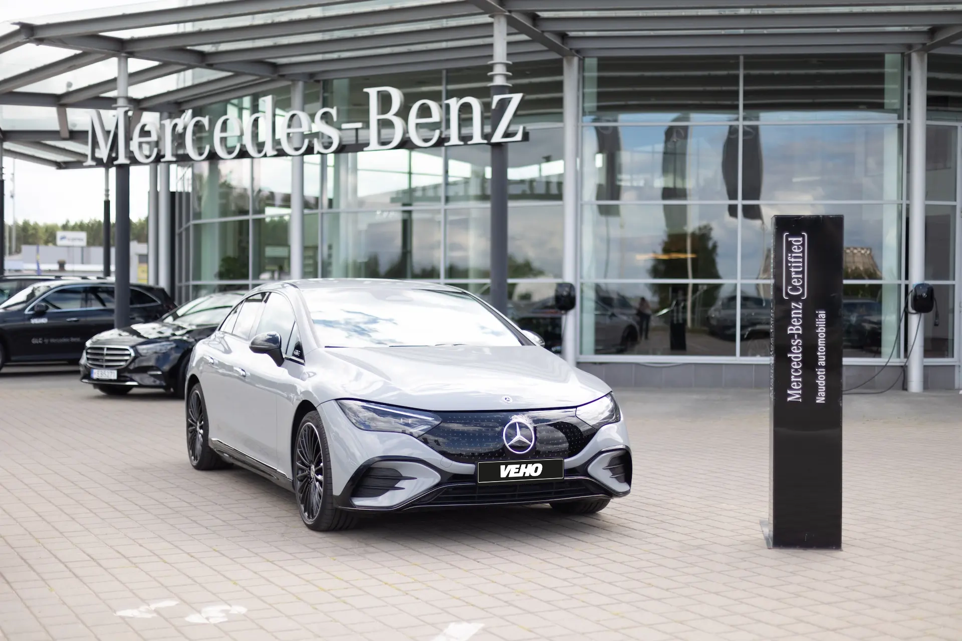 Mercedes-Benz prie Vilniaus salono