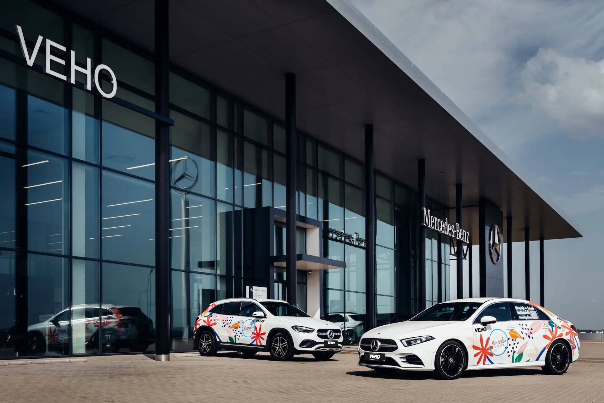 Du Mercedes-Benz prie salono