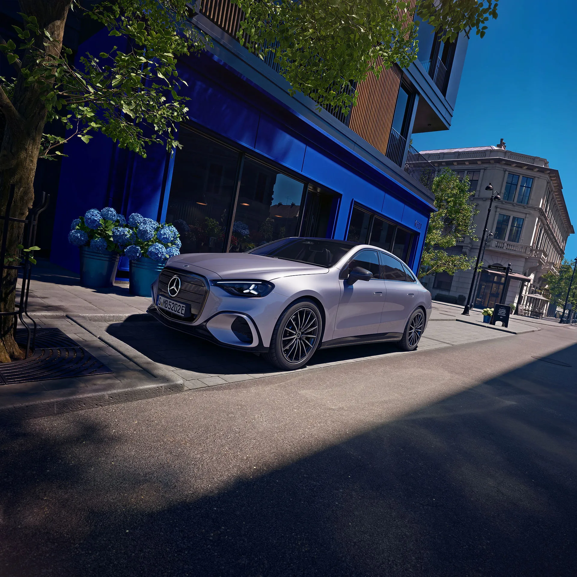 Elektrinė Mercedes-Benz C klasė prijungta prie greitojo įkrovimo stotelės