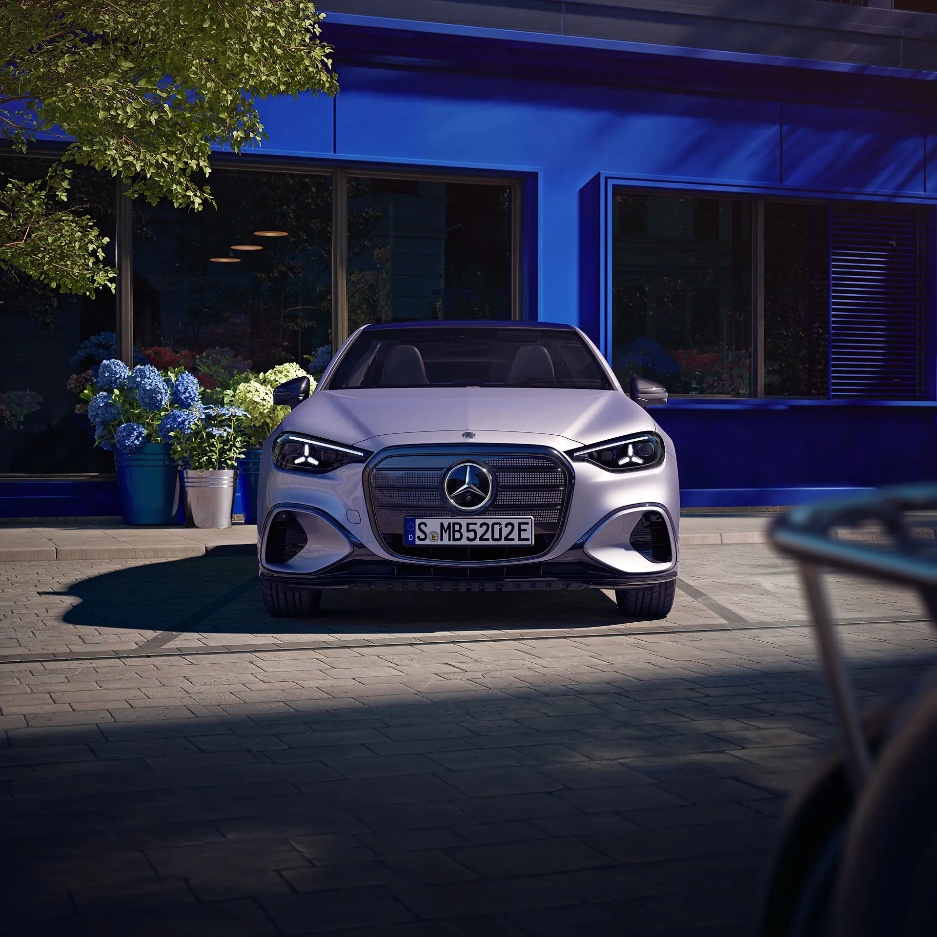 Naujosios elektrinės Mercedes-Benz C klasės priekinė dalis