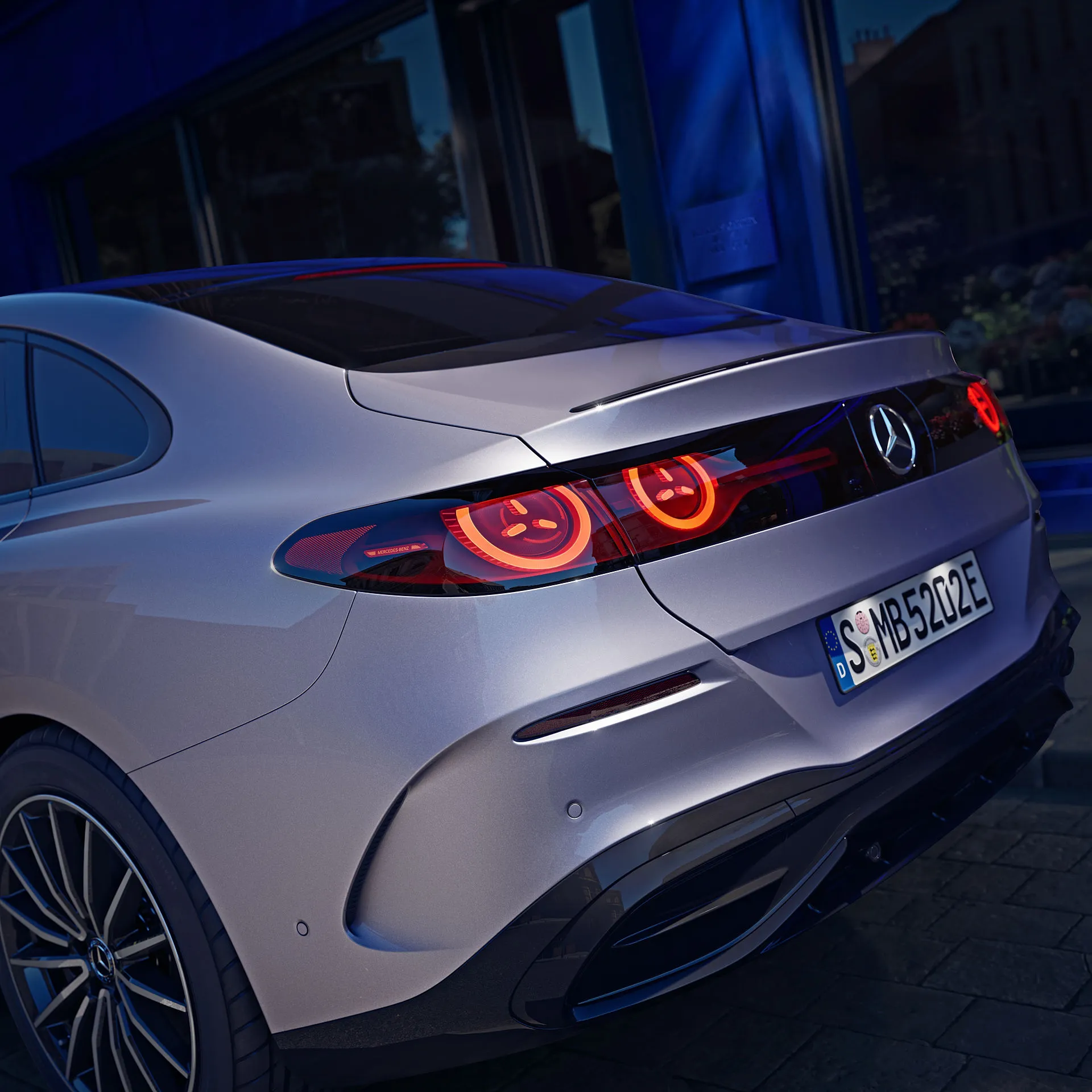 Galiniai LED žibintai naujojoje elektrinėje Mercedes-Benz C klasėje